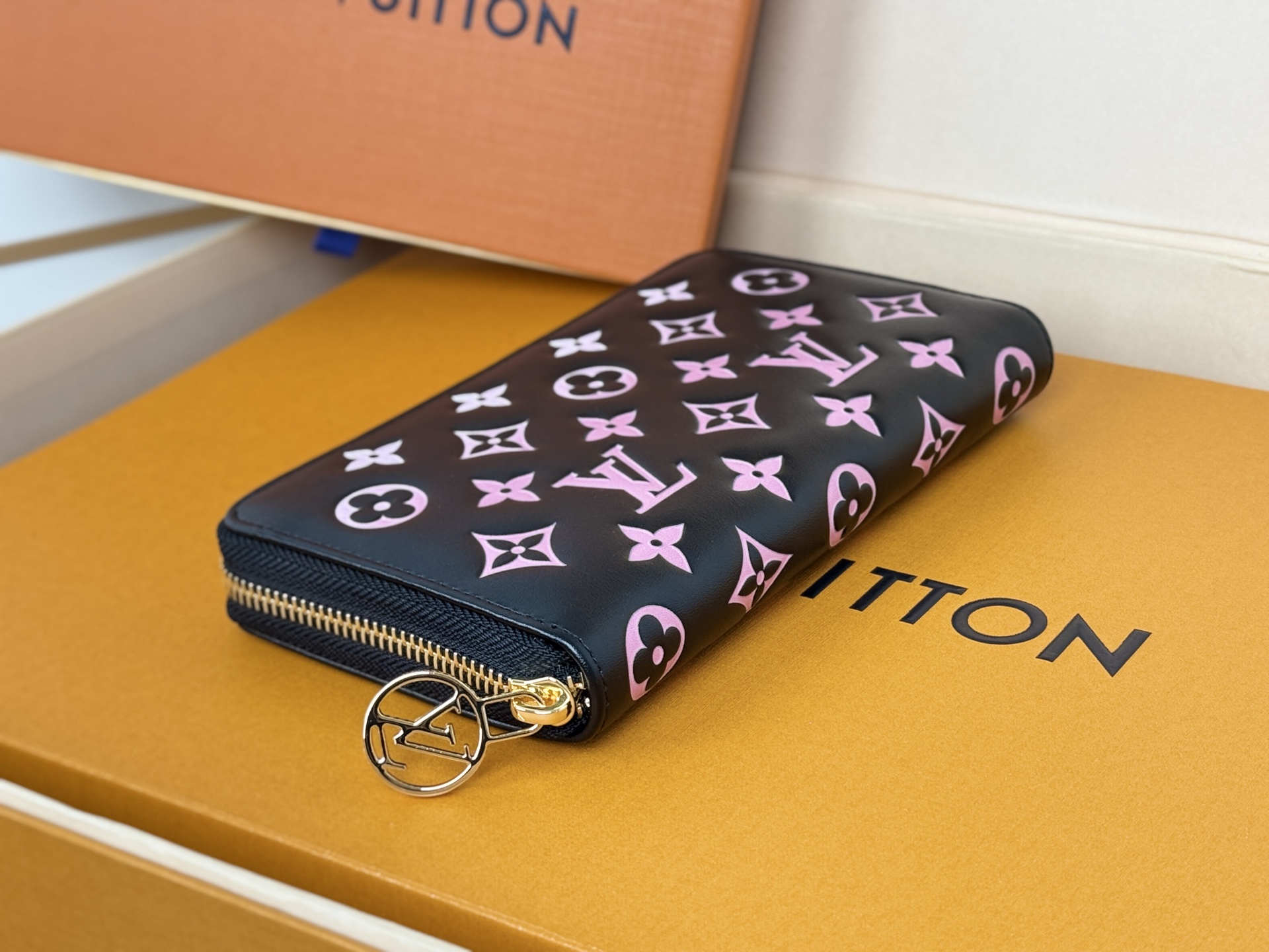 Louis Vuitton M12152這款LV Ski系列的拉鏈錢包具有枕頭般柔軟的質感