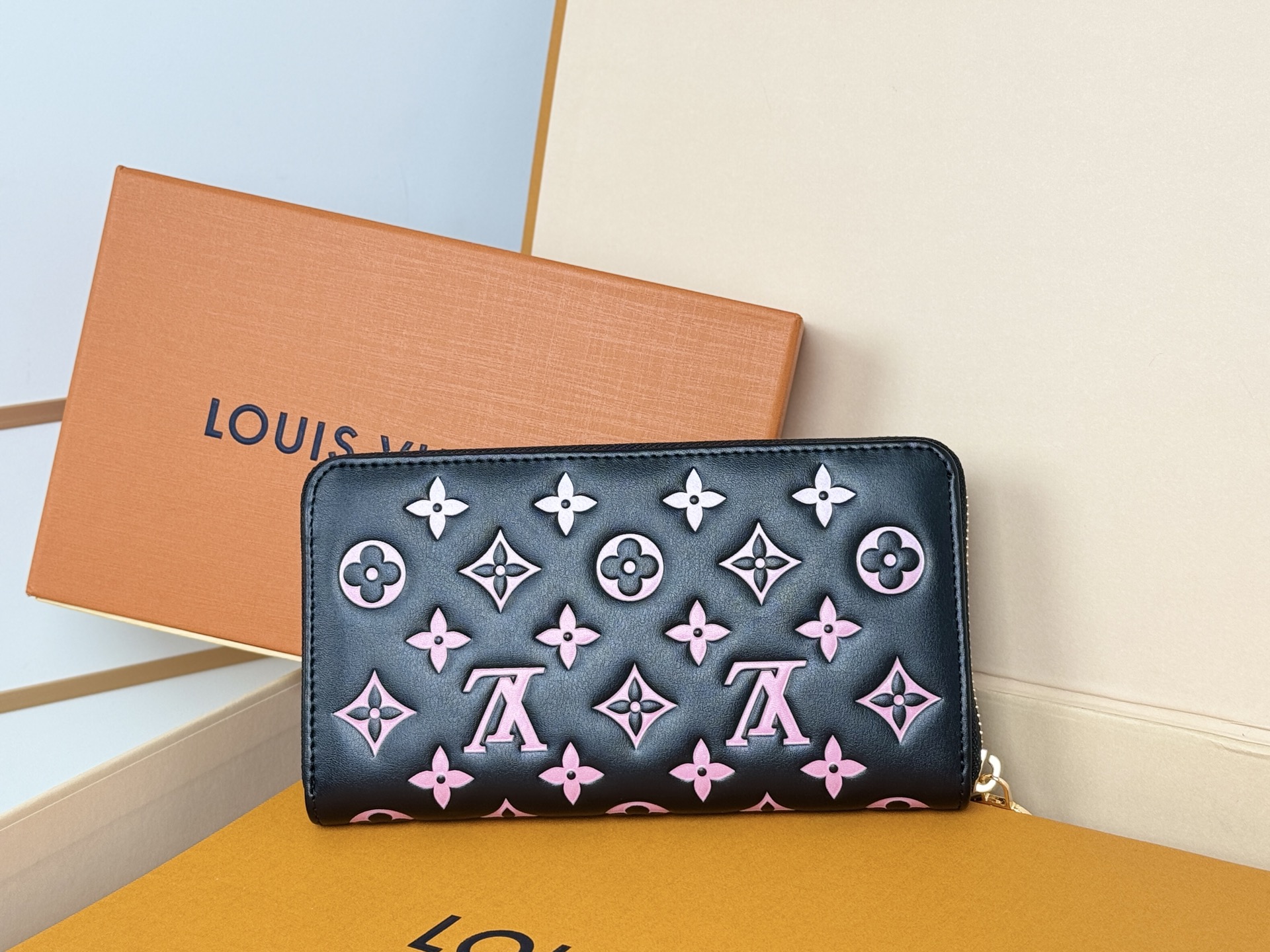 Louis Vuitton M12152這款LV Ski系列的拉鏈錢包具有枕頭般柔軟的質感