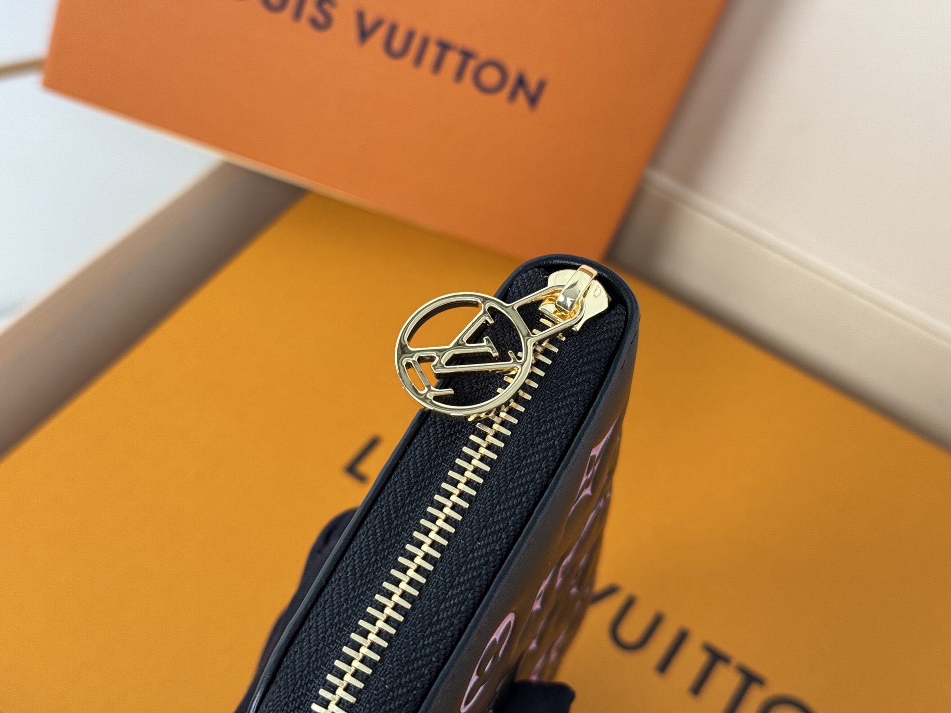 Louis Vuitton M12152這款LV Ski系列的拉鏈錢包具有枕頭般柔軟的質感