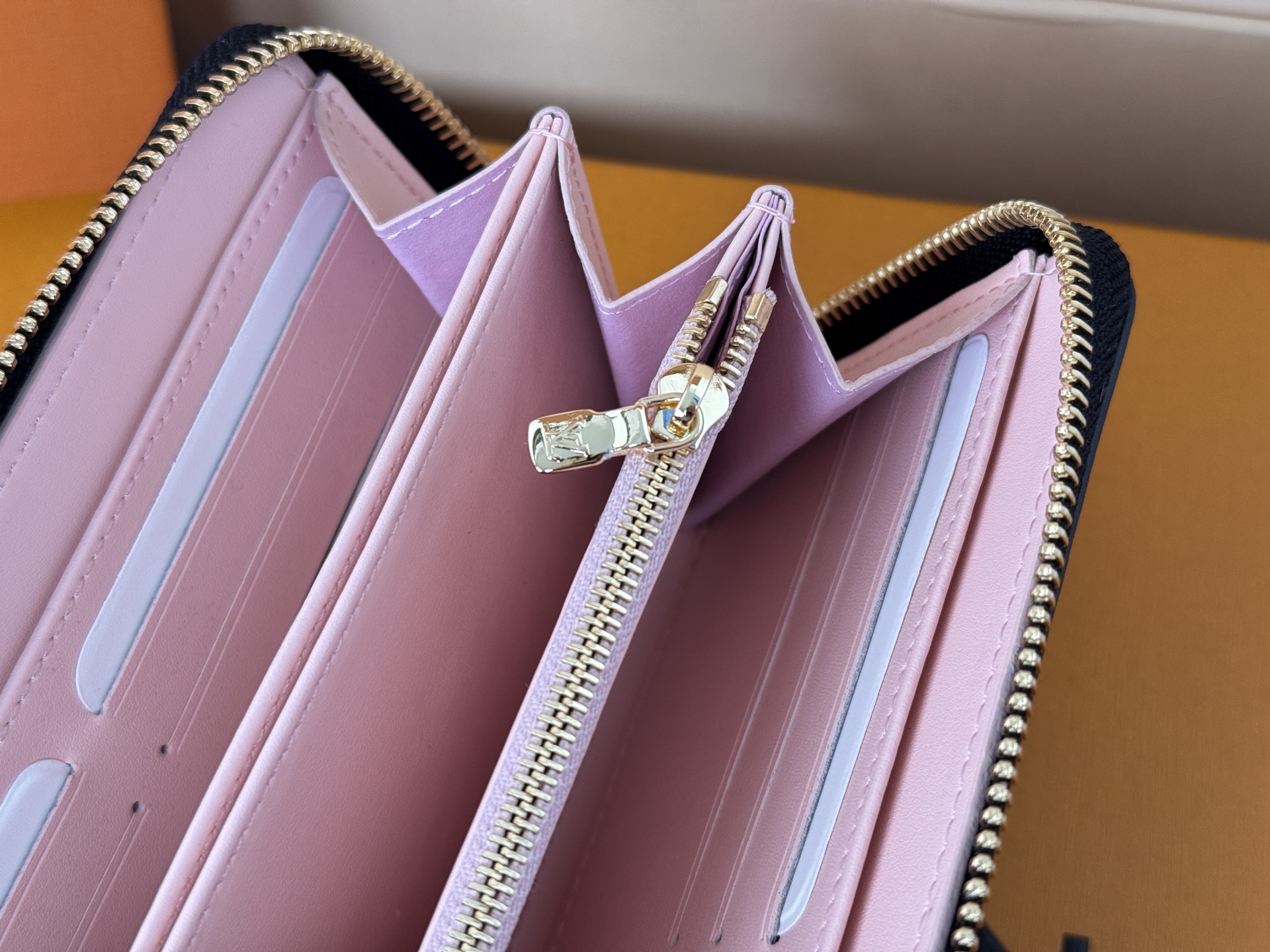 Louis Vuitton M12152這款LV Ski系列的拉鏈錢包具有枕頭般柔軟的質感