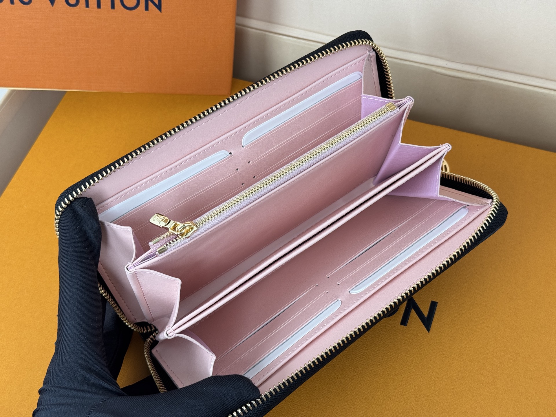 Louis Vuitton M12152這款LV Ski系列的拉鏈錢包具有枕頭般柔軟的質感