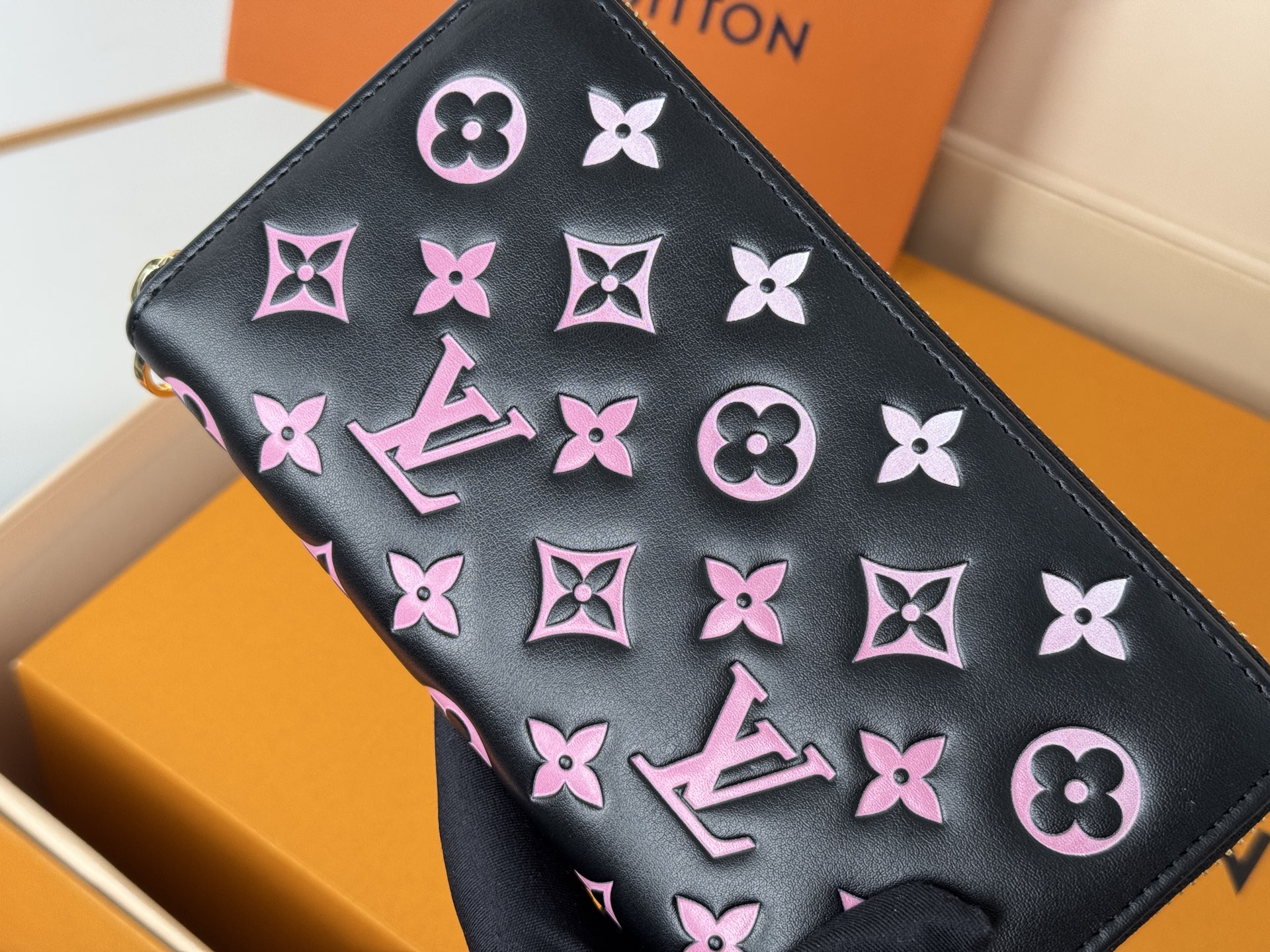 Louis Vuitton M12152這款LV Ski系列的拉鏈錢包具有枕頭般柔軟的質感