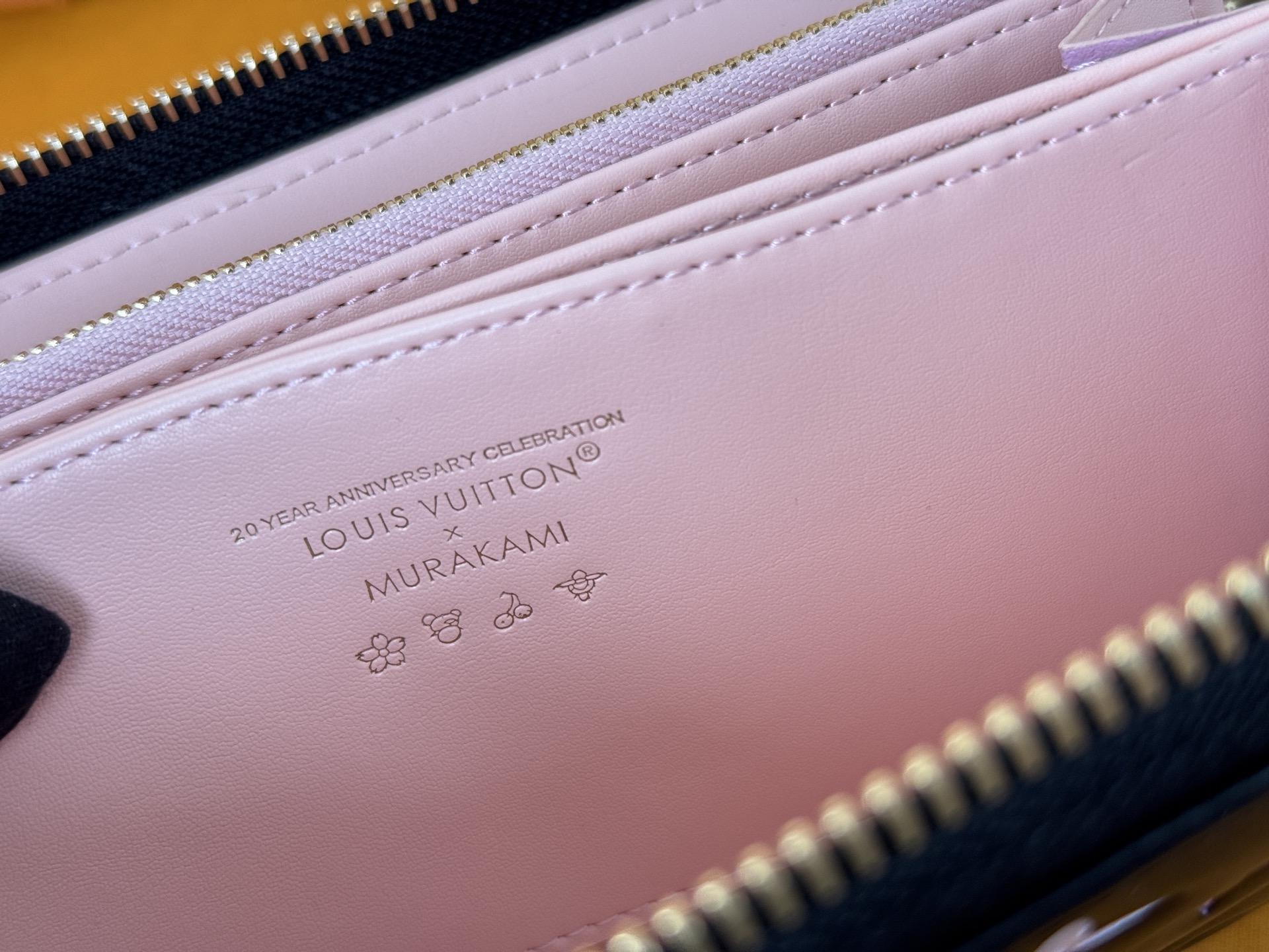 Louis Vuitton M12152這款LV Ski系列的拉鏈錢包具有枕頭般柔軟的質感
