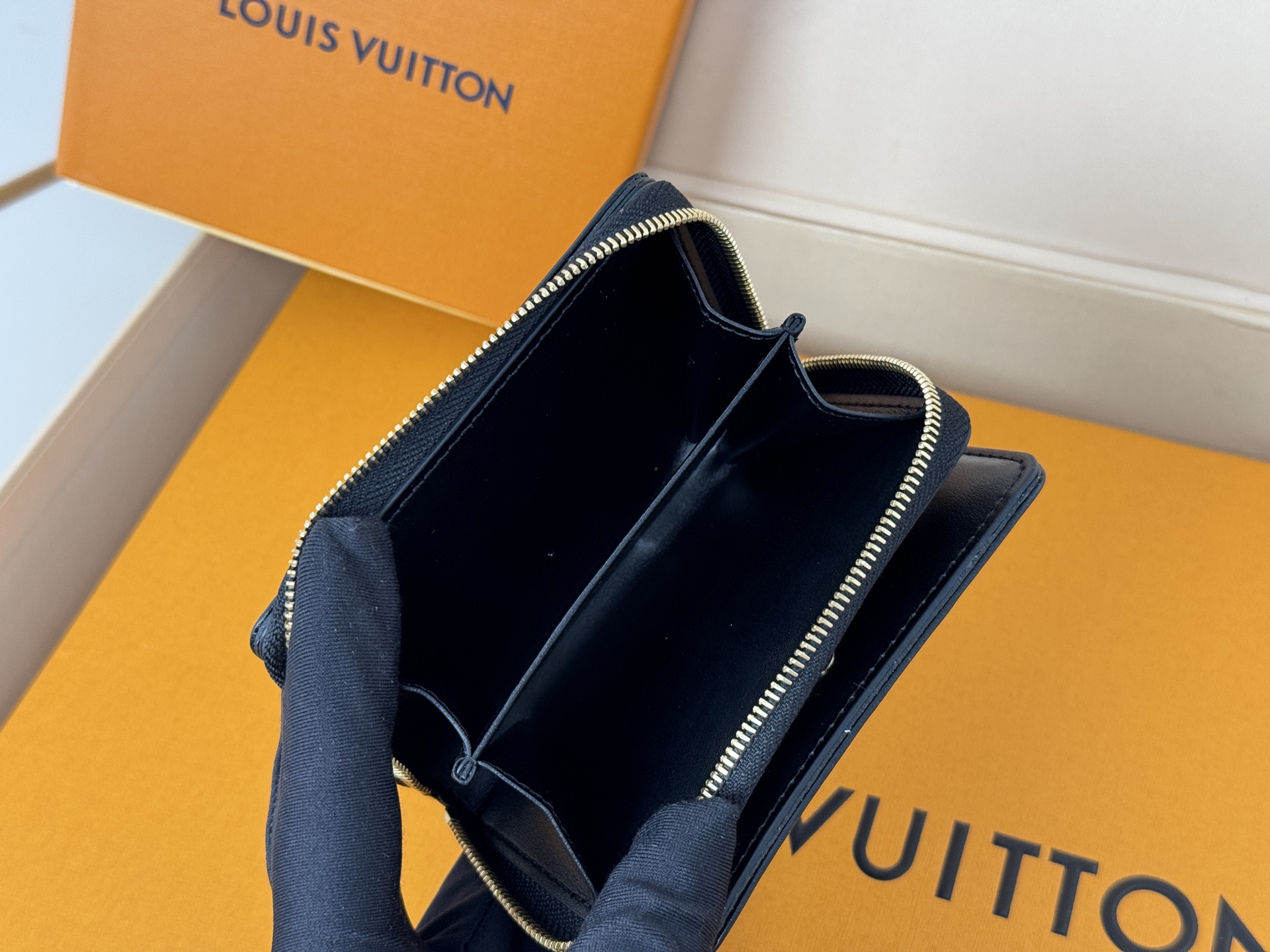 Louis Vuitton M12378這款LV Ski系列的拉鏈錢包具有枕頭般柔軟的質感