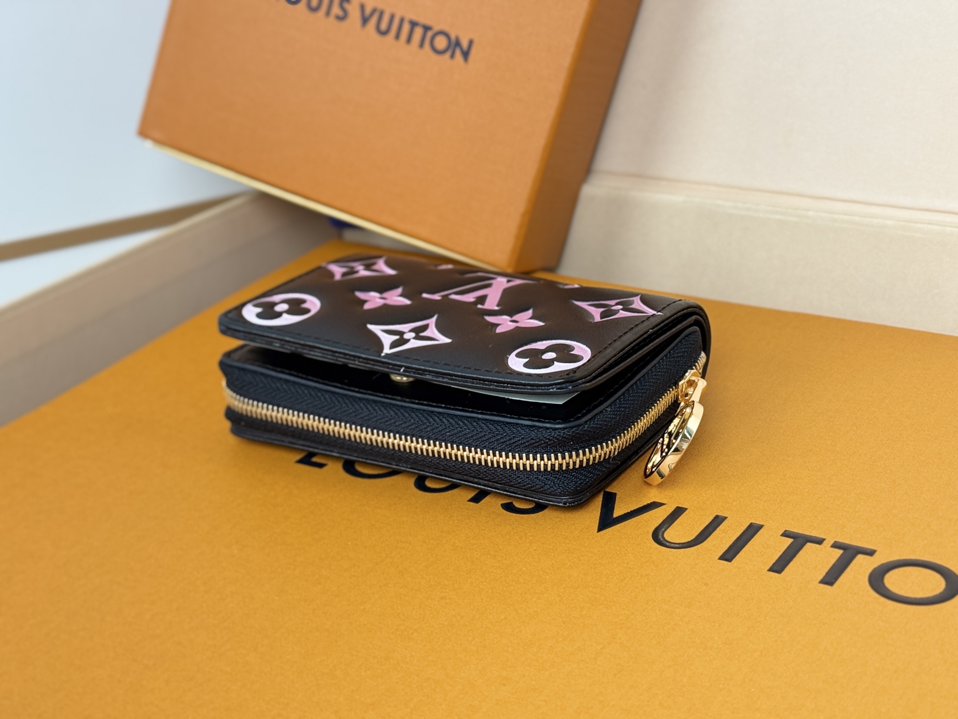 Louis Vuitton M12378這款LV Ski系列的拉鏈錢包具有枕頭般柔軟的質感