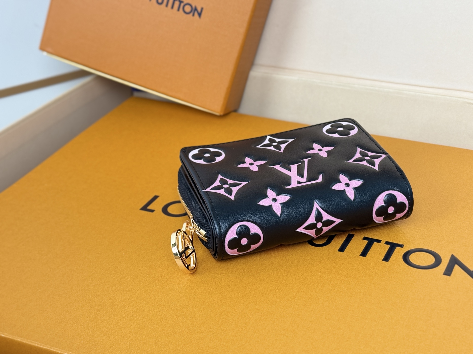 Louis Vuitton M12378這款LV Ski系列的拉鏈錢包具有枕頭般柔軟的質感