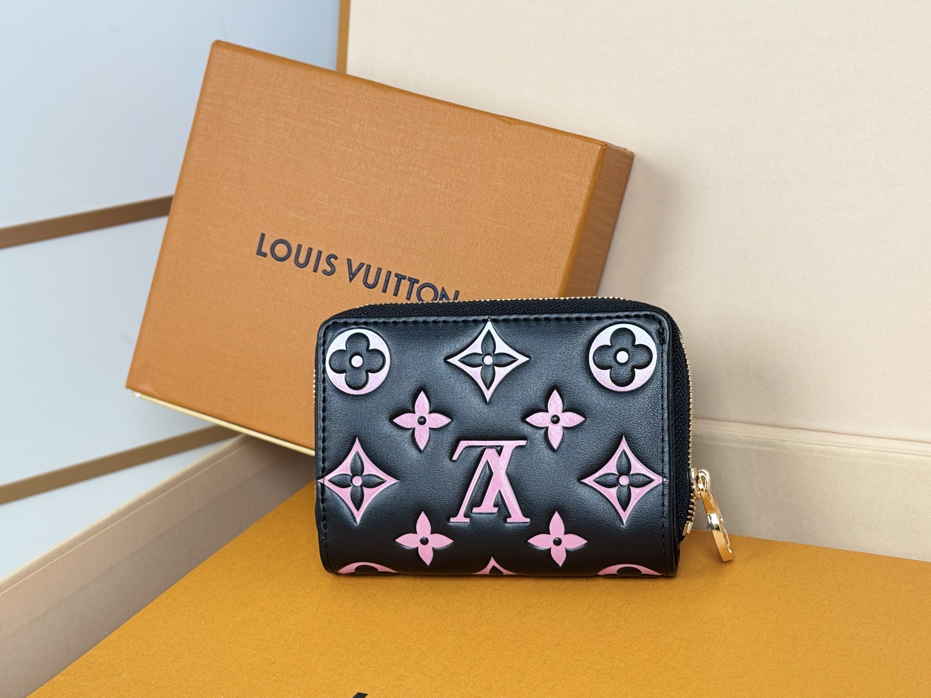 Louis Vuitton M12378這款LV Ski系列的拉鏈錢包具有枕頭般柔軟的質感
