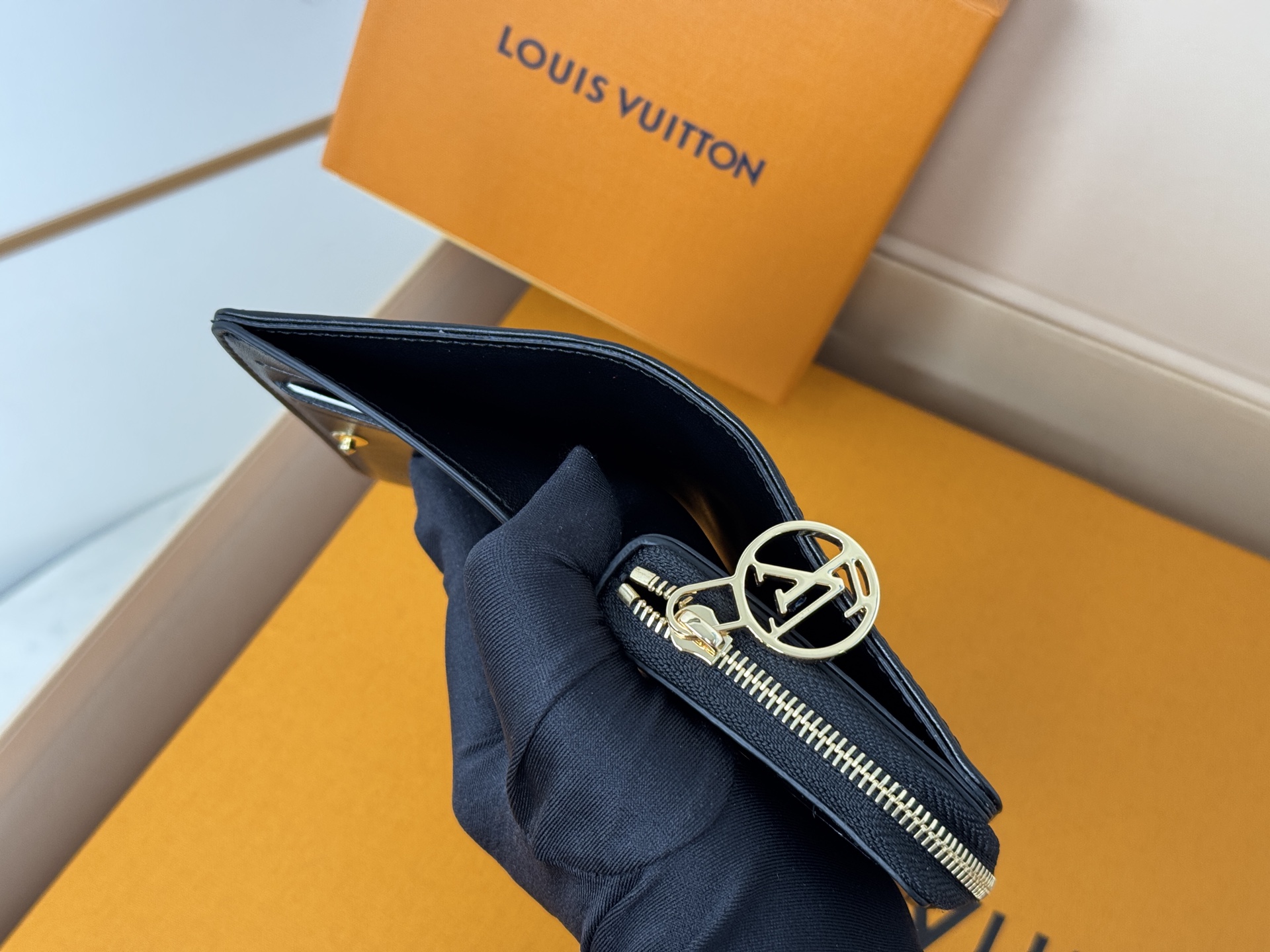 Louis Vuitton M12378這款LV Ski系列的拉鏈錢包具有枕頭般柔軟的質感