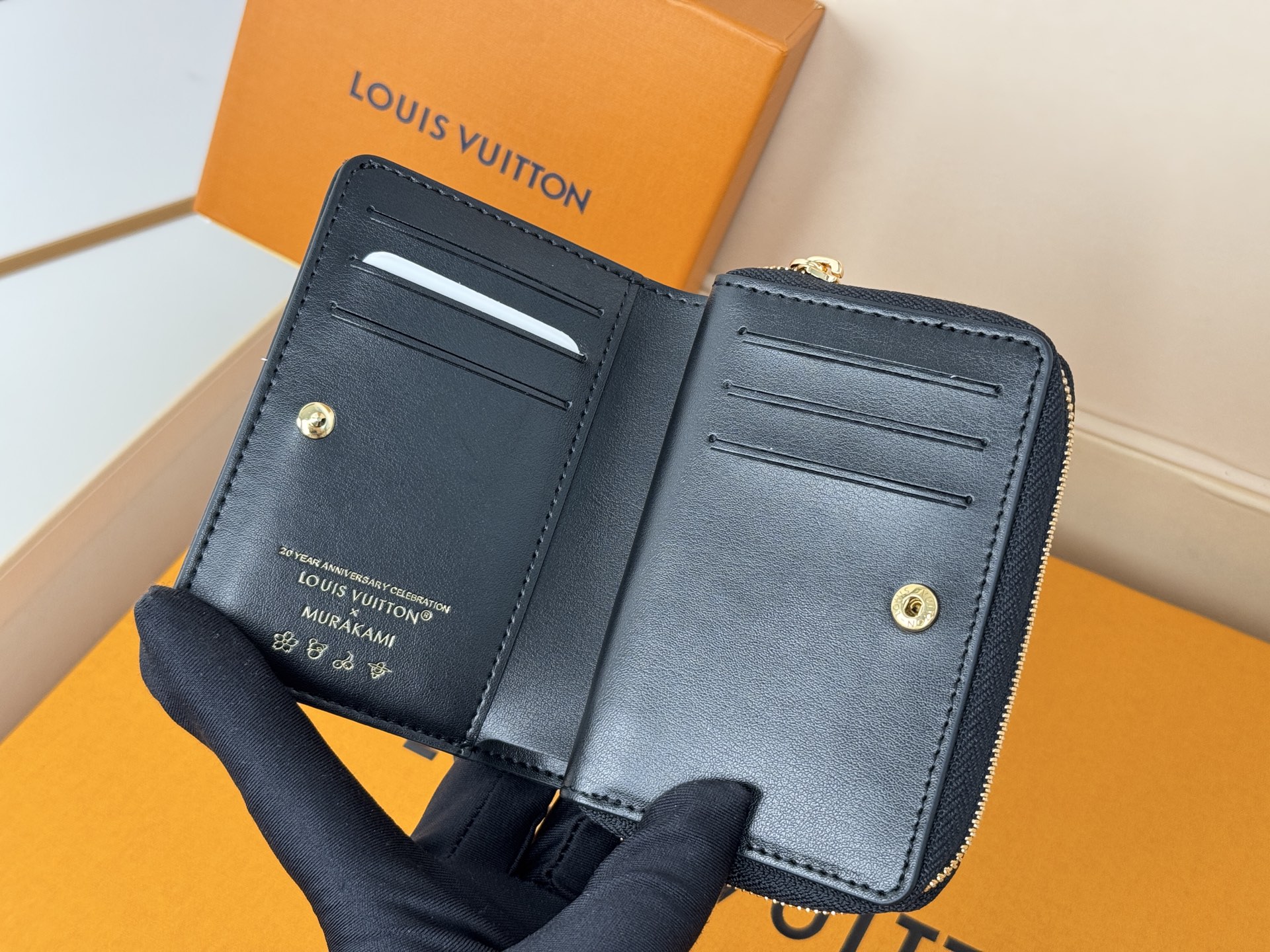 Louis Vuitton M12378這款LV Ski系列的拉鏈錢包具有枕頭般柔軟的質感