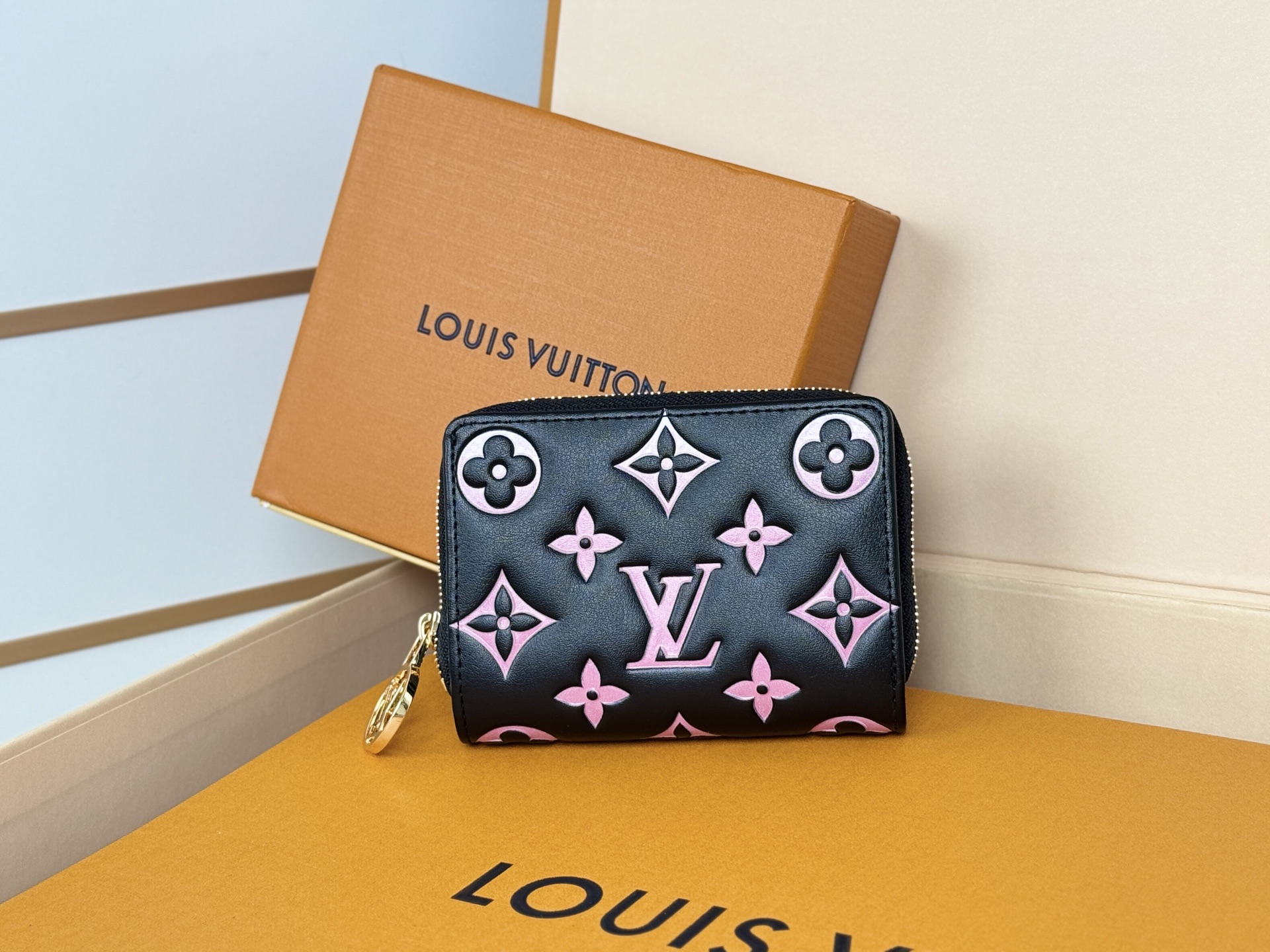 Louis Vuitton M12378這款LV Ski系列的拉鏈錢包具有枕頭般柔軟的質感