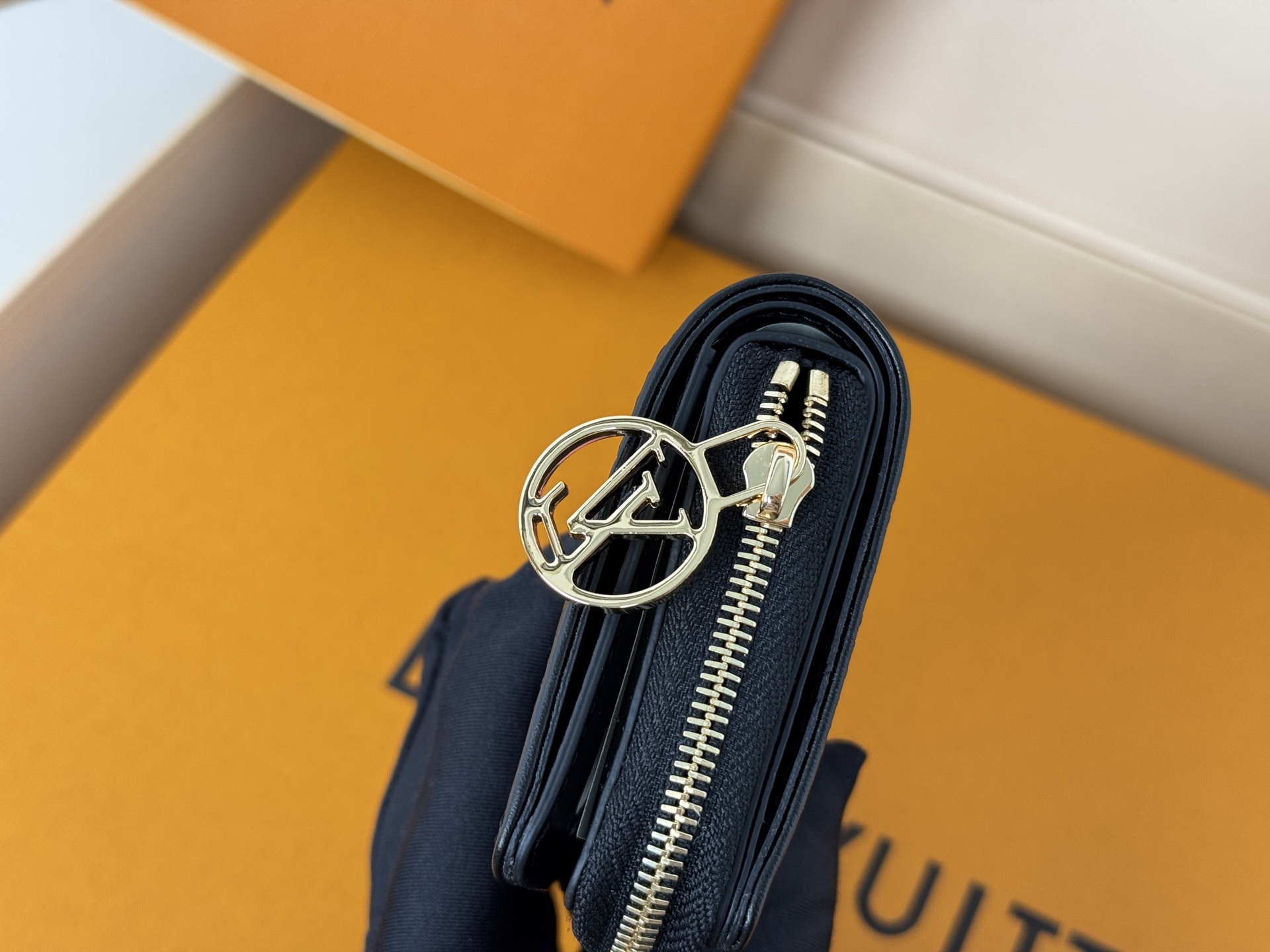 Louis Vuitton M12378這款LV Ski系列的拉鏈錢包具有枕頭般柔軟的質感