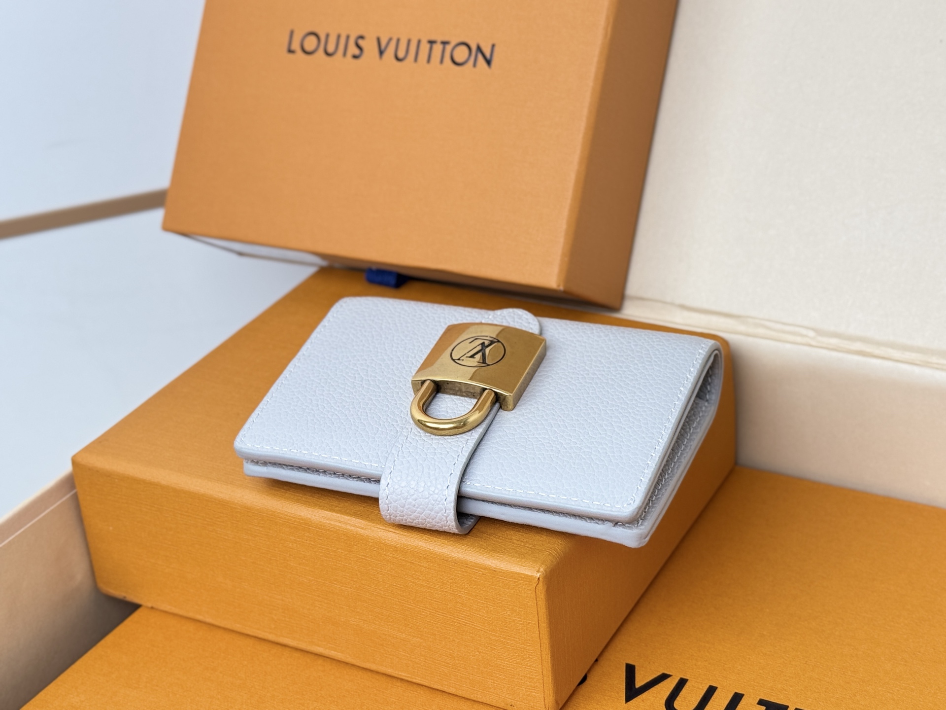 Louis Vuitton M12148新增香芋灰色
