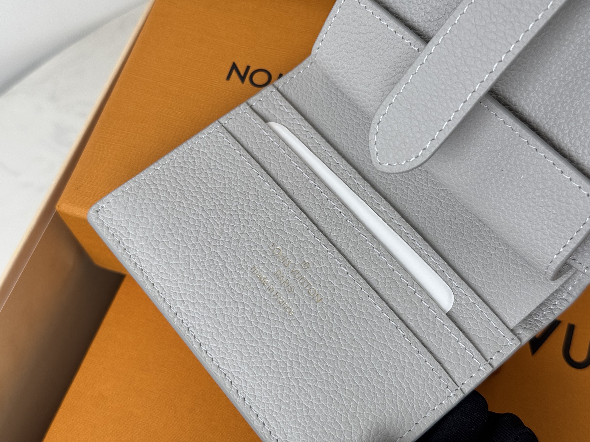 Louis Vuitton M12148新增香芋灰色