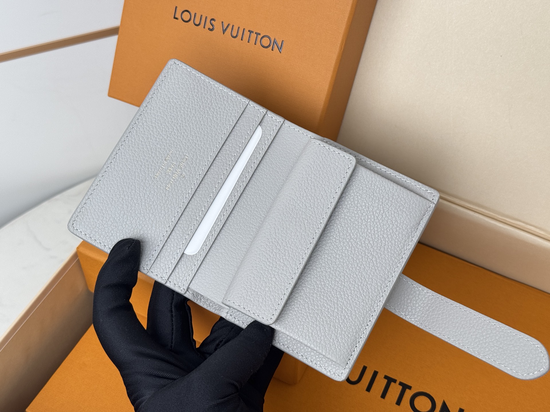 Louis Vuitton M12148新增香芋灰色