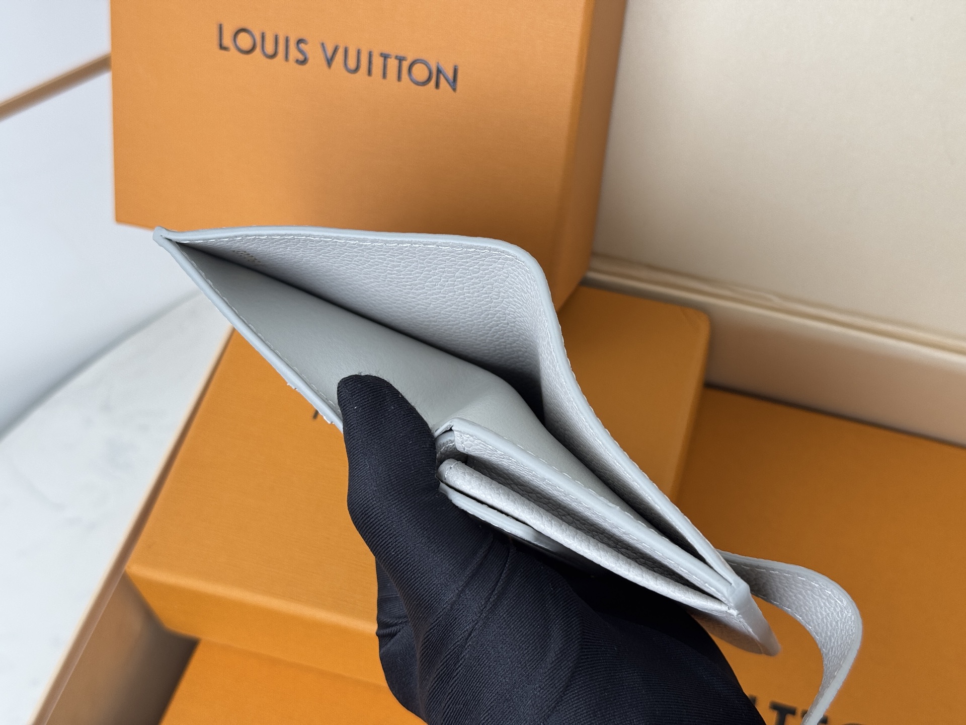 Louis Vuitton M12148新增香芋灰色