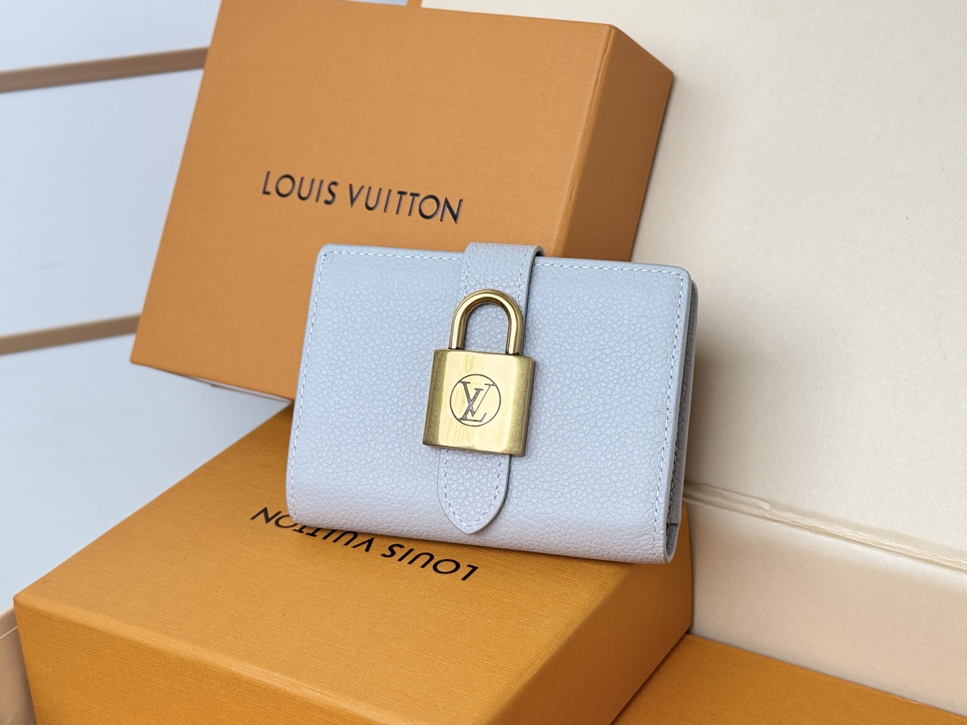 Louis Vuitton M12148新增香芋灰色