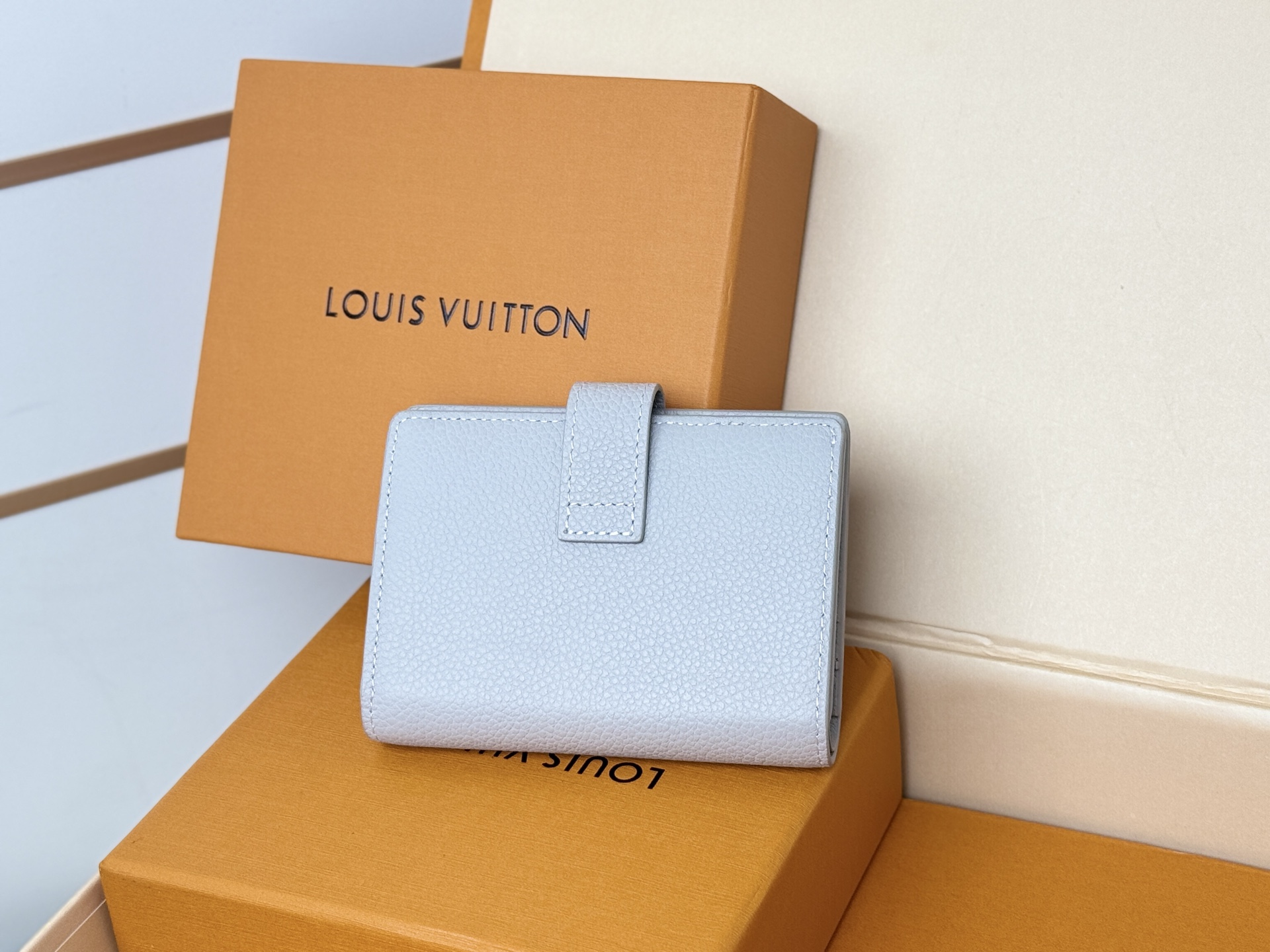 Louis Vuitton M12148新增香芋灰色