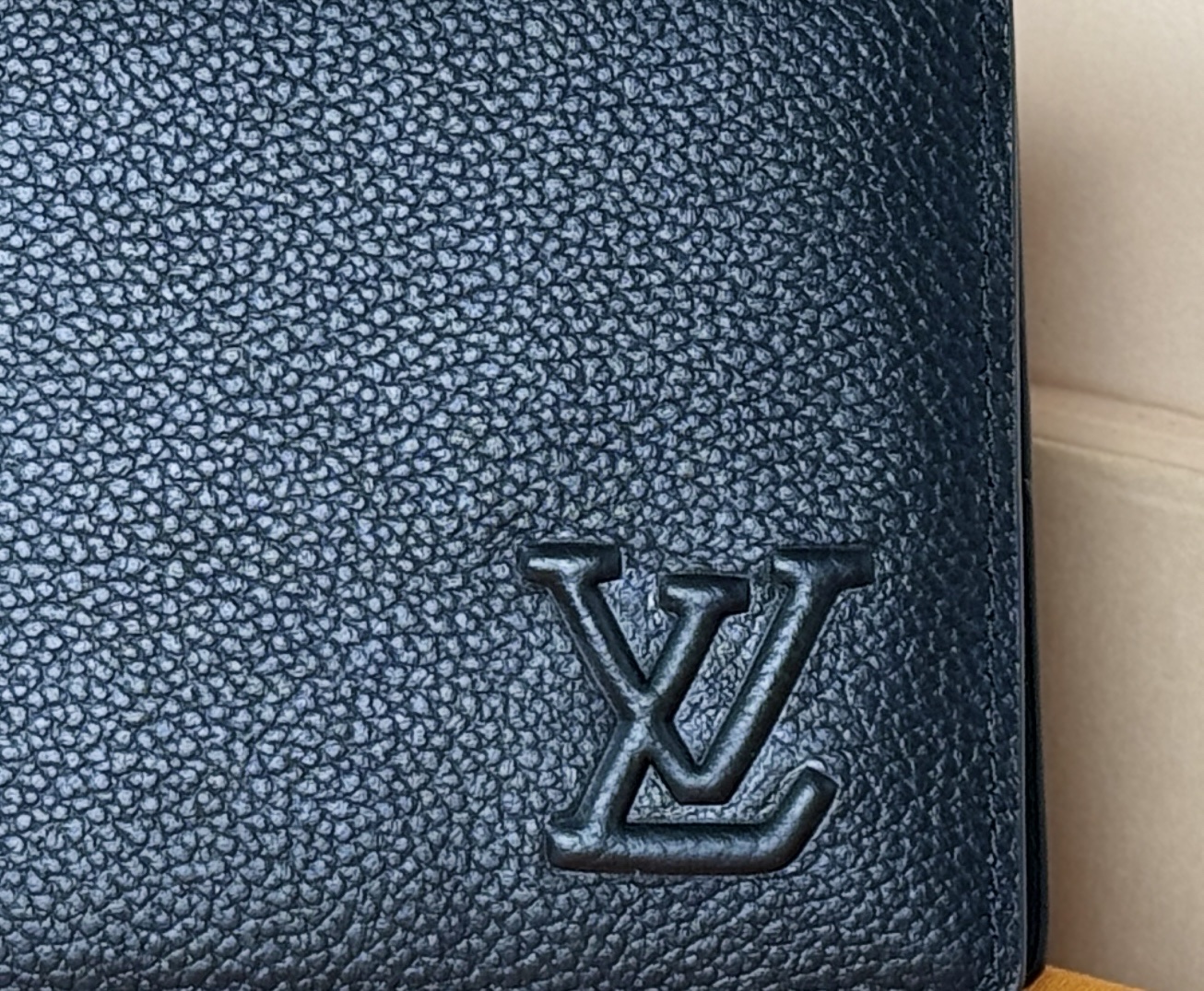Louis Vuitton M83128短夹 黑色奢华的Millésime小牛皮使这个版本的路易威登纤细钱包成为超豪华的个人配件