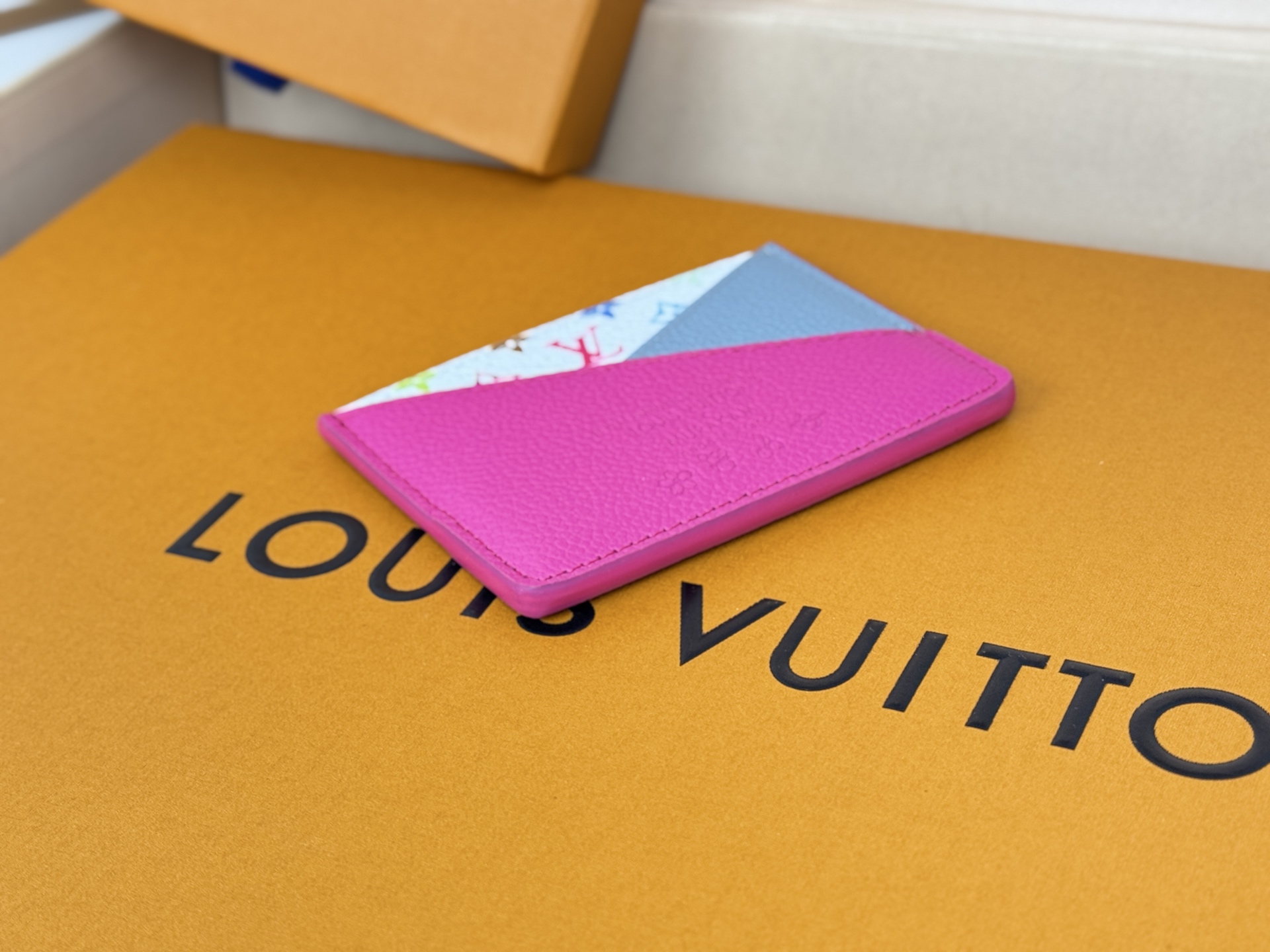 Louis Vuitton 独家 M14091世界知名的日本艺术家村上隆丰富多彩的彩虹调色板