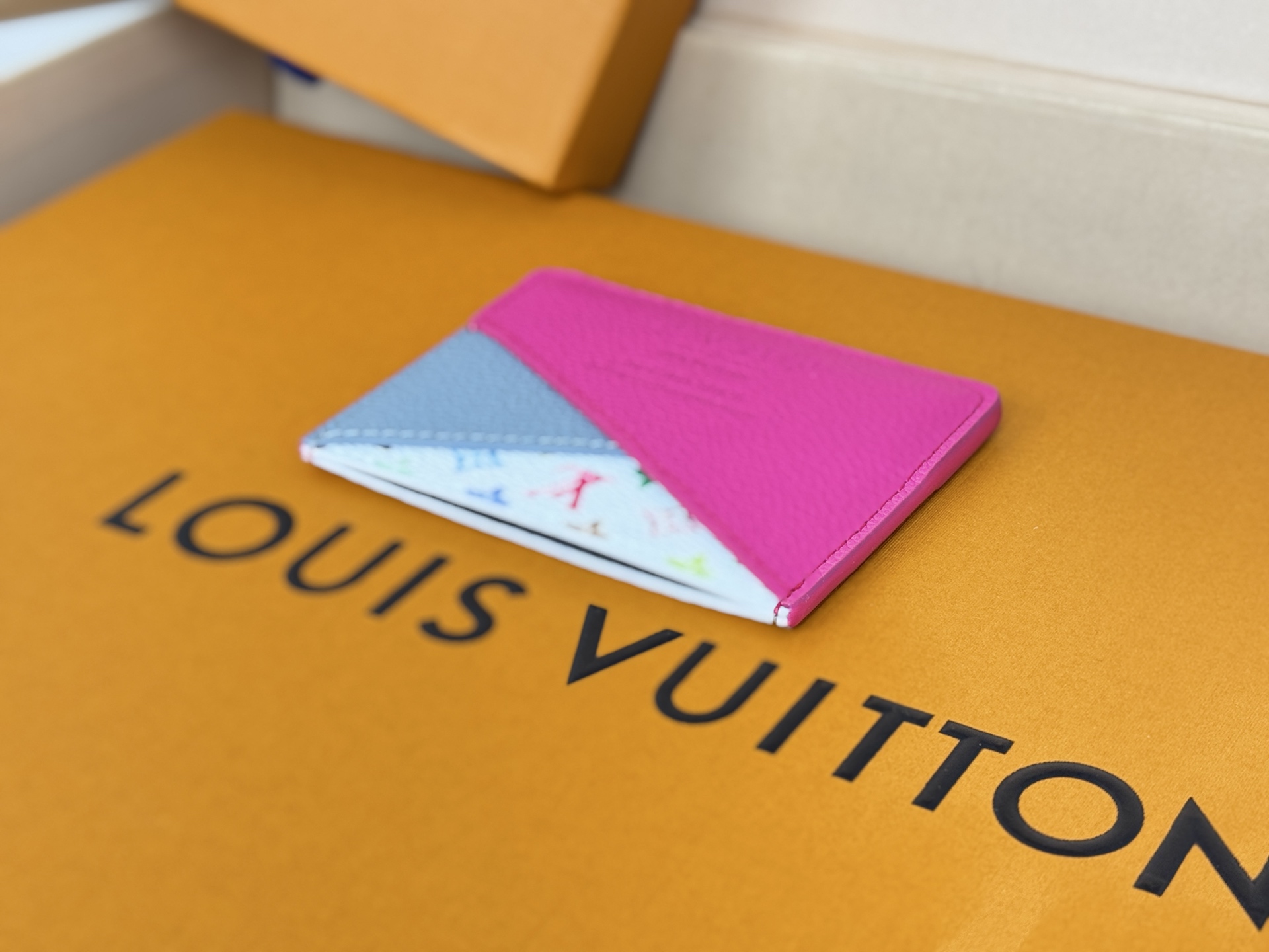 Louis Vuitton 独家 M14091世界知名的日本艺术家村上隆丰富多彩的彩虹调色板