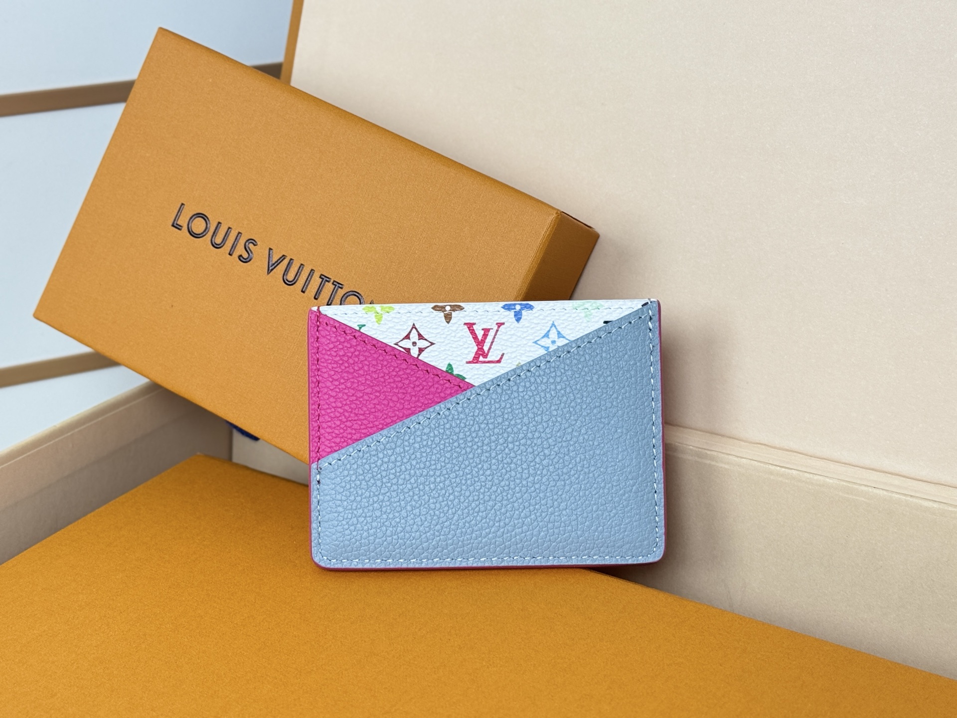 Louis Vuitton 独家 M14091世界知名的日本艺术家村上隆丰富多彩的彩虹调色板