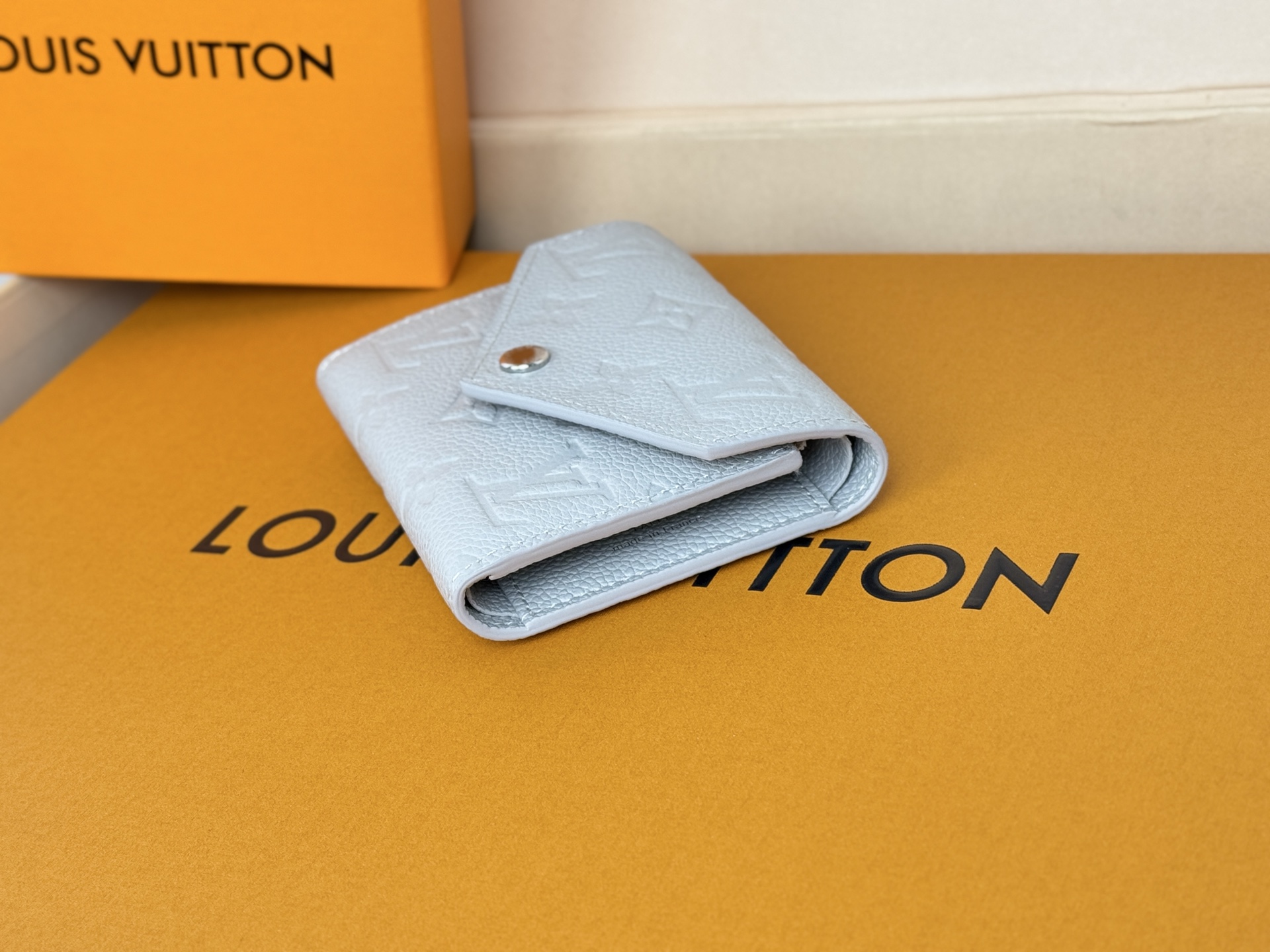 Louis Vuitton M13466 灰 使用了用标志性Monogram图案压花加工而成的柔软的Monogram Unplant皮革