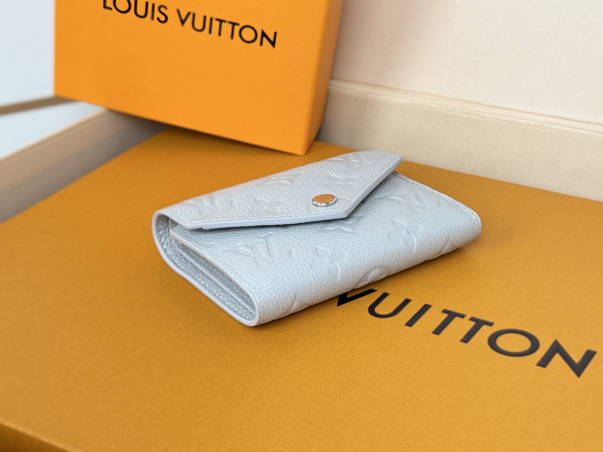Louis Vuitton M13466 灰 使用了用标志性Monogram图案压花加工而成的柔软的Monogram Unplant皮革