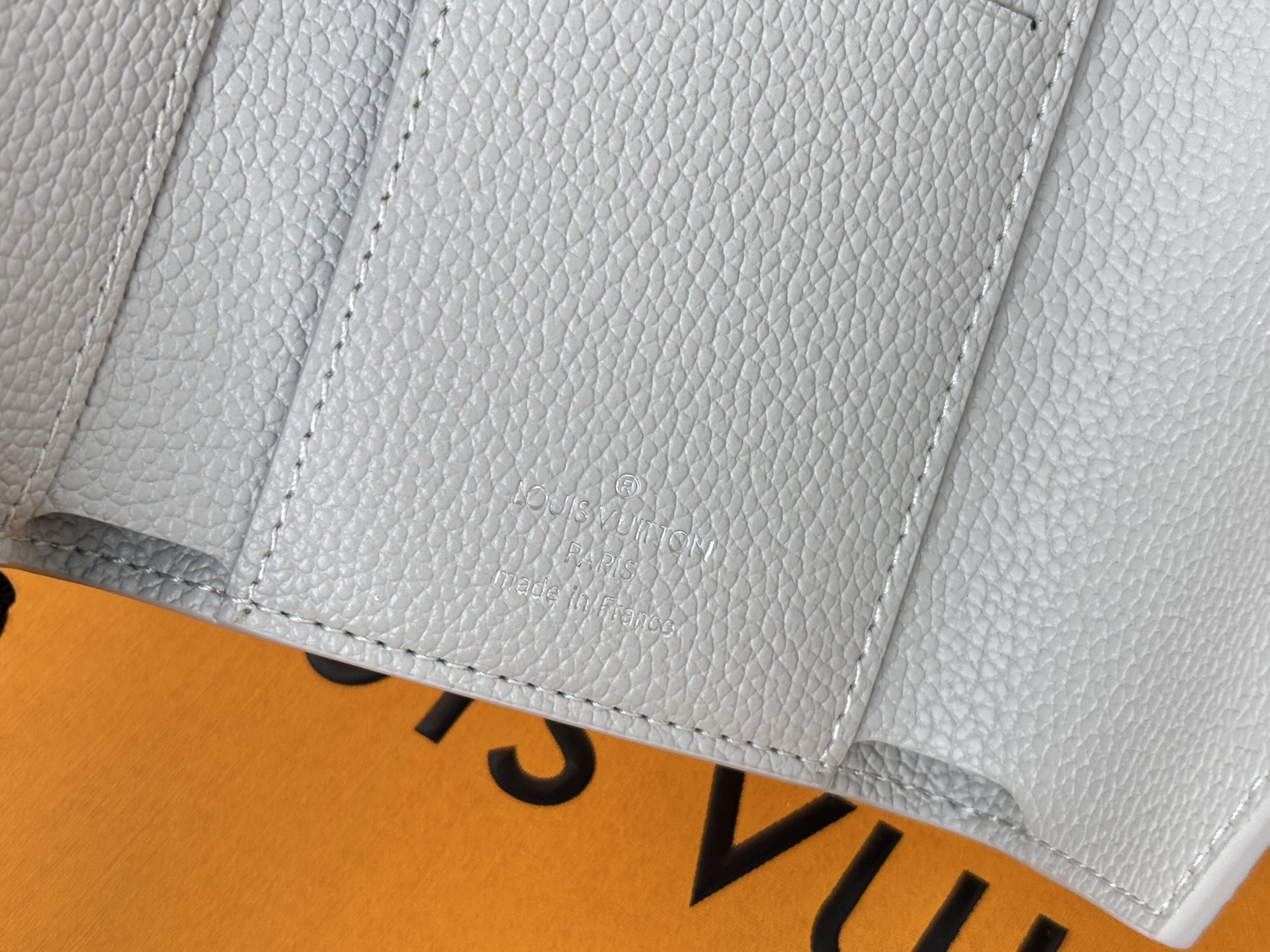 Louis Vuitton M13466 灰 使用了用标志性Monogram图案压花加工而成的柔软的Monogram Unplant皮革
