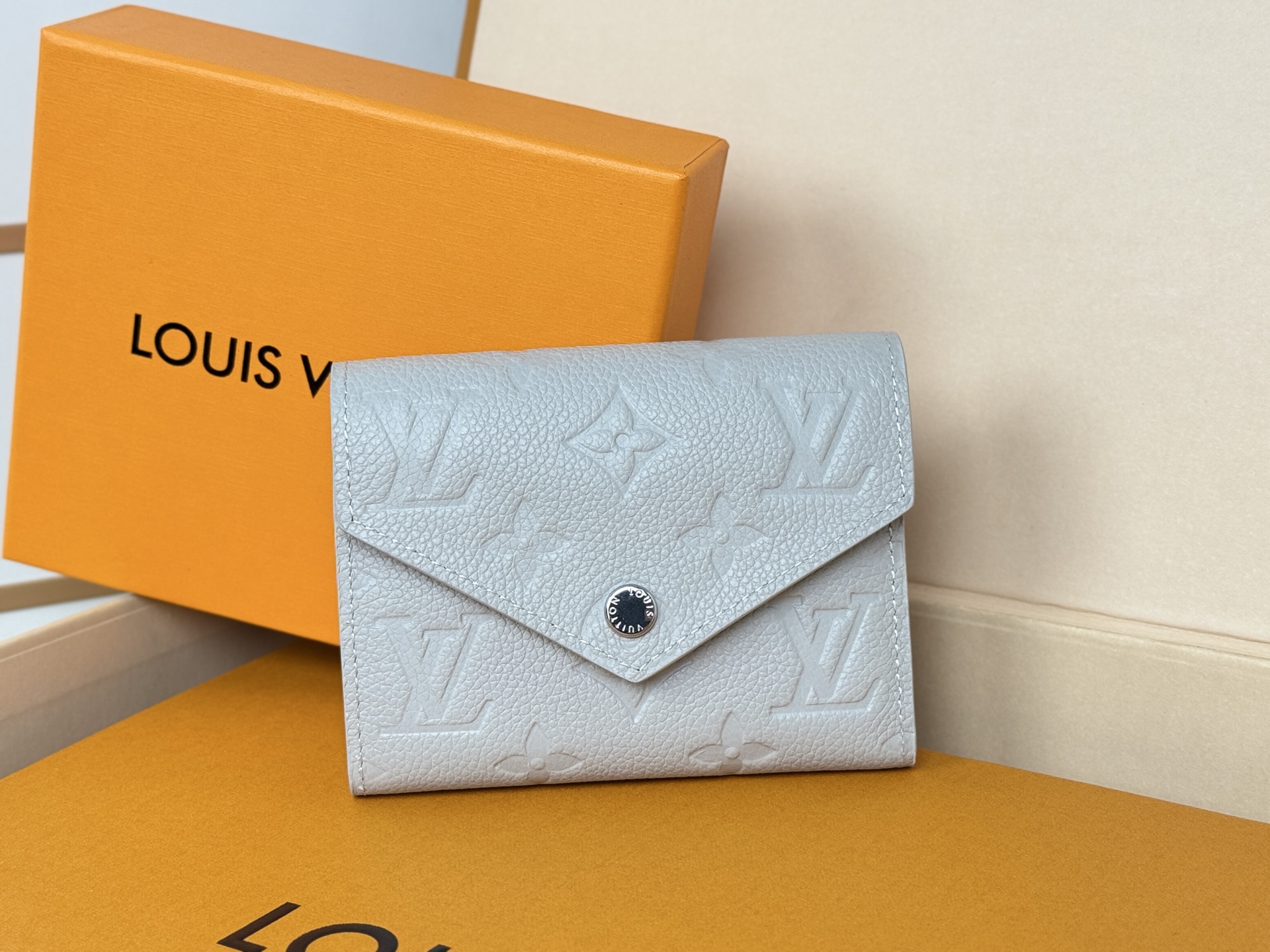 Louis Vuitton M13466 灰 使用了用标志性Monogram图案压花加工而成的柔软的Monogram Unplant皮革