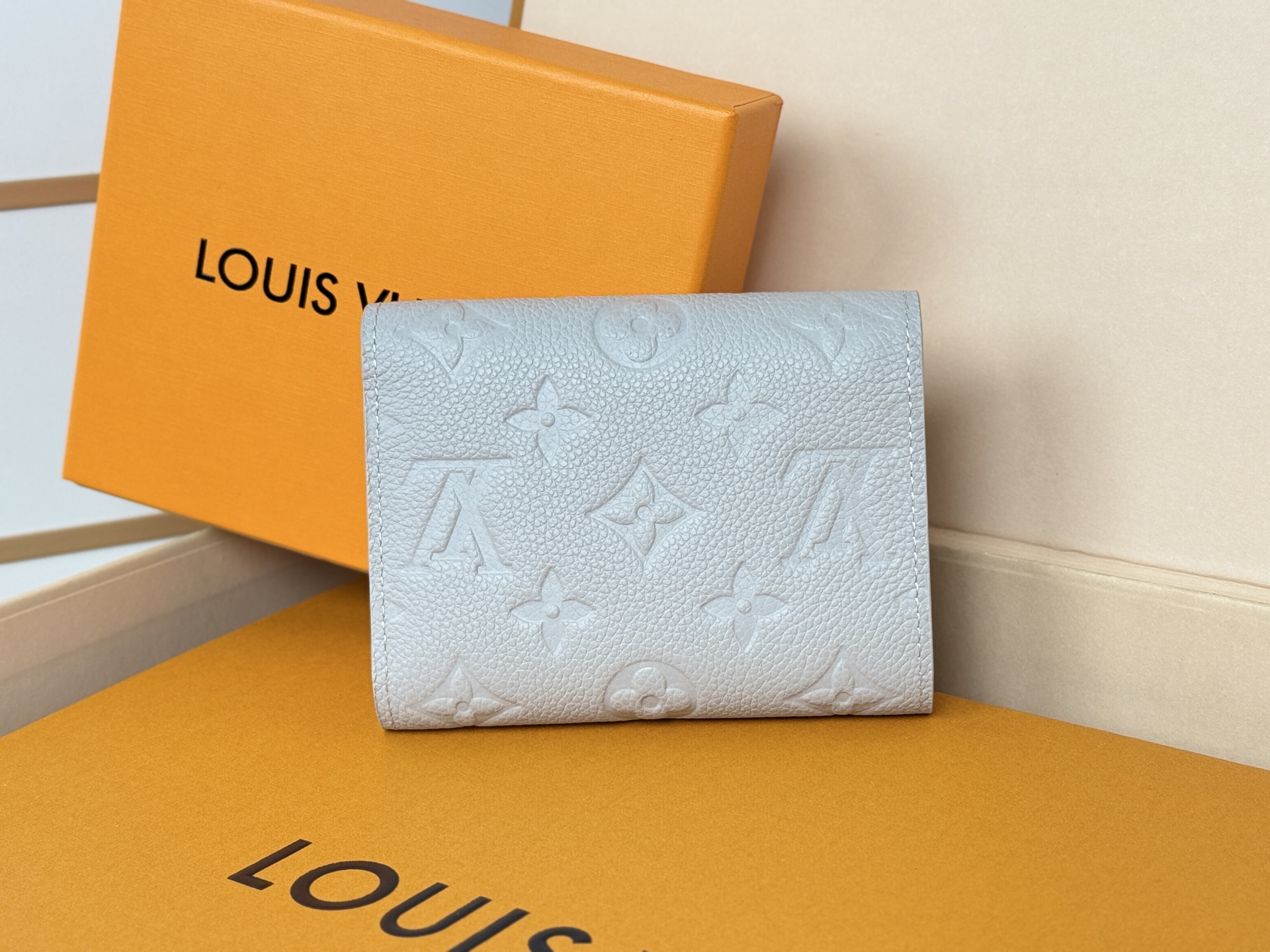 Louis Vuitton M13466 灰 使用了用标志性Monogram图案压花加工而成的柔软的Monogram Unplant皮革