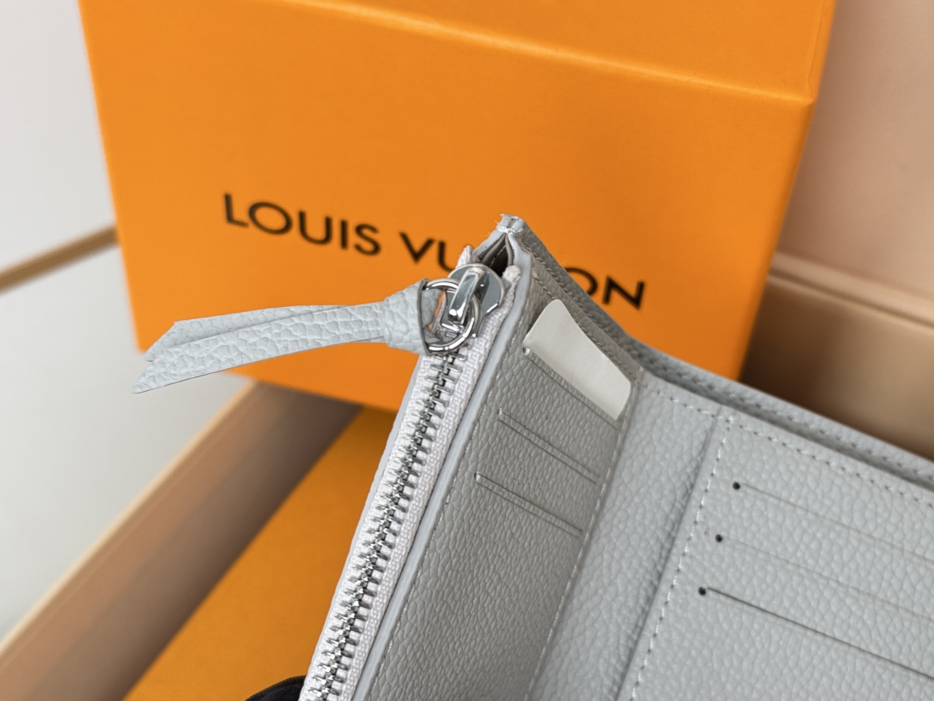 Louis Vuitton M13466 灰 使用了用标志性Monogram图案压花加工而成的柔软的Monogram Unplant皮革