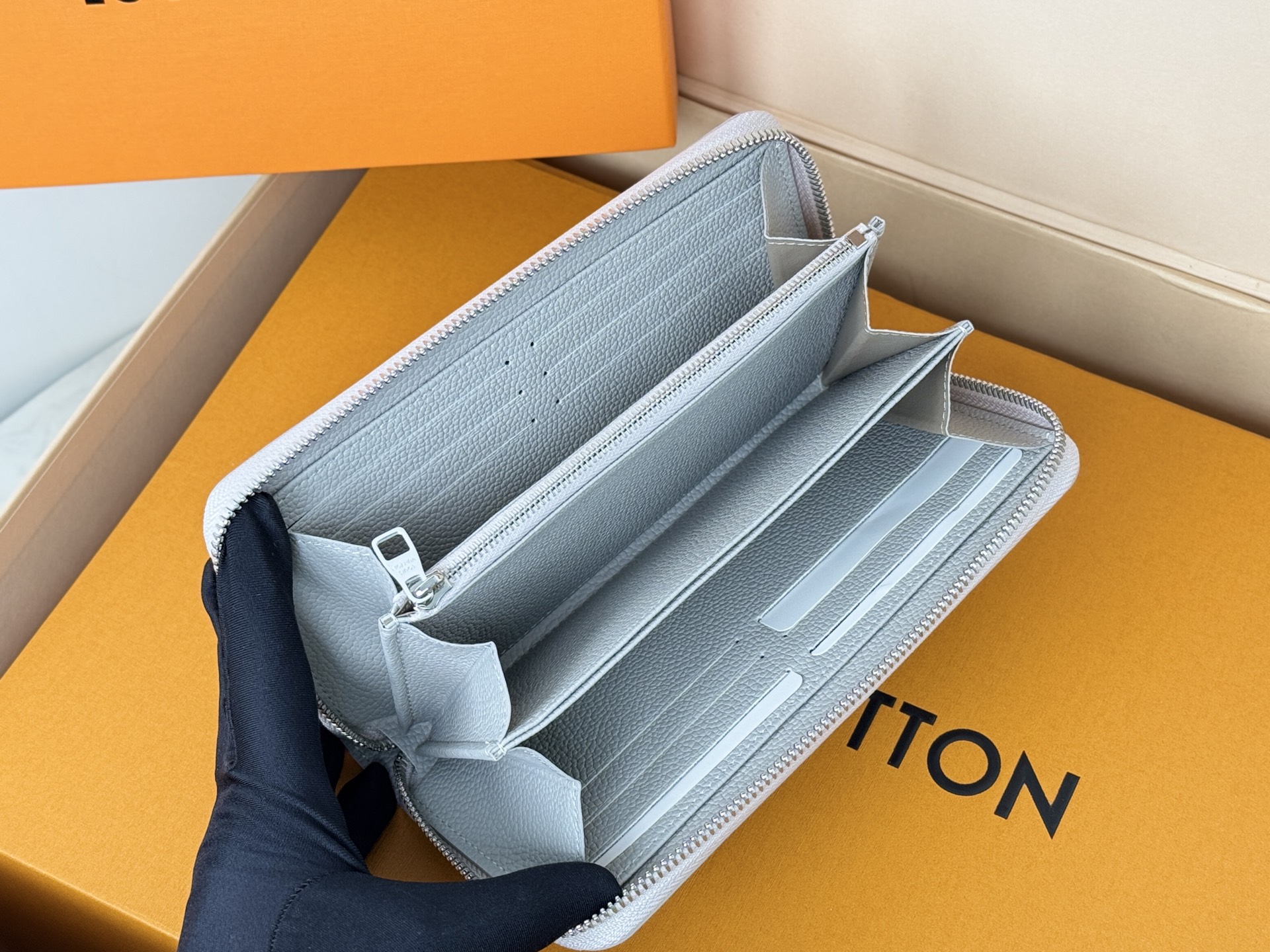 Louis Vuitton M13825 单拉灰色造型 的