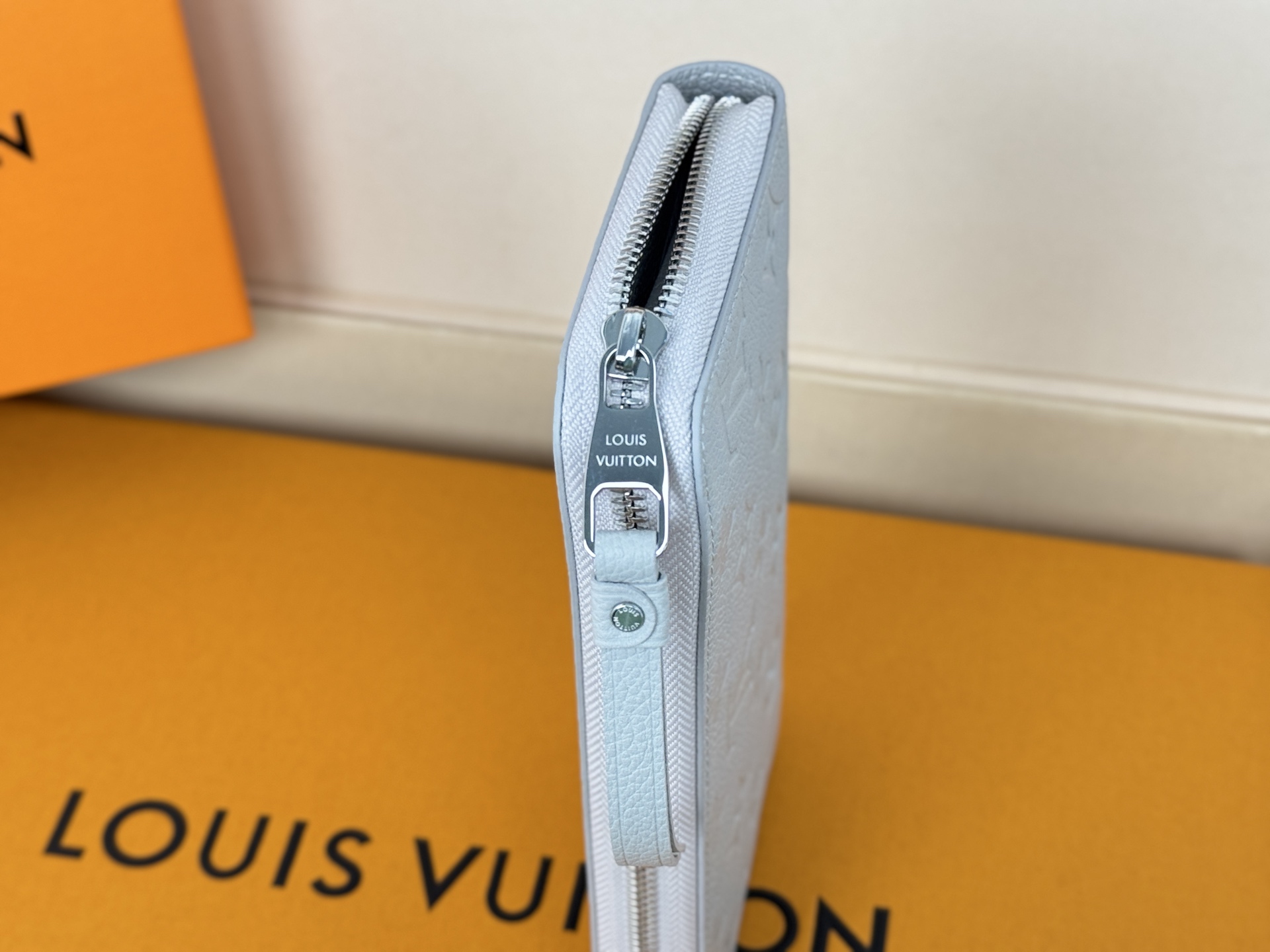 Louis Vuitton M13825 单拉灰色造型 的