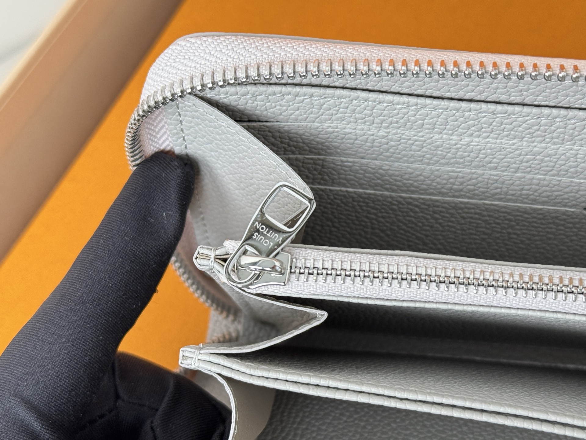 Louis Vuitton M13825 单拉灰色造型 的
