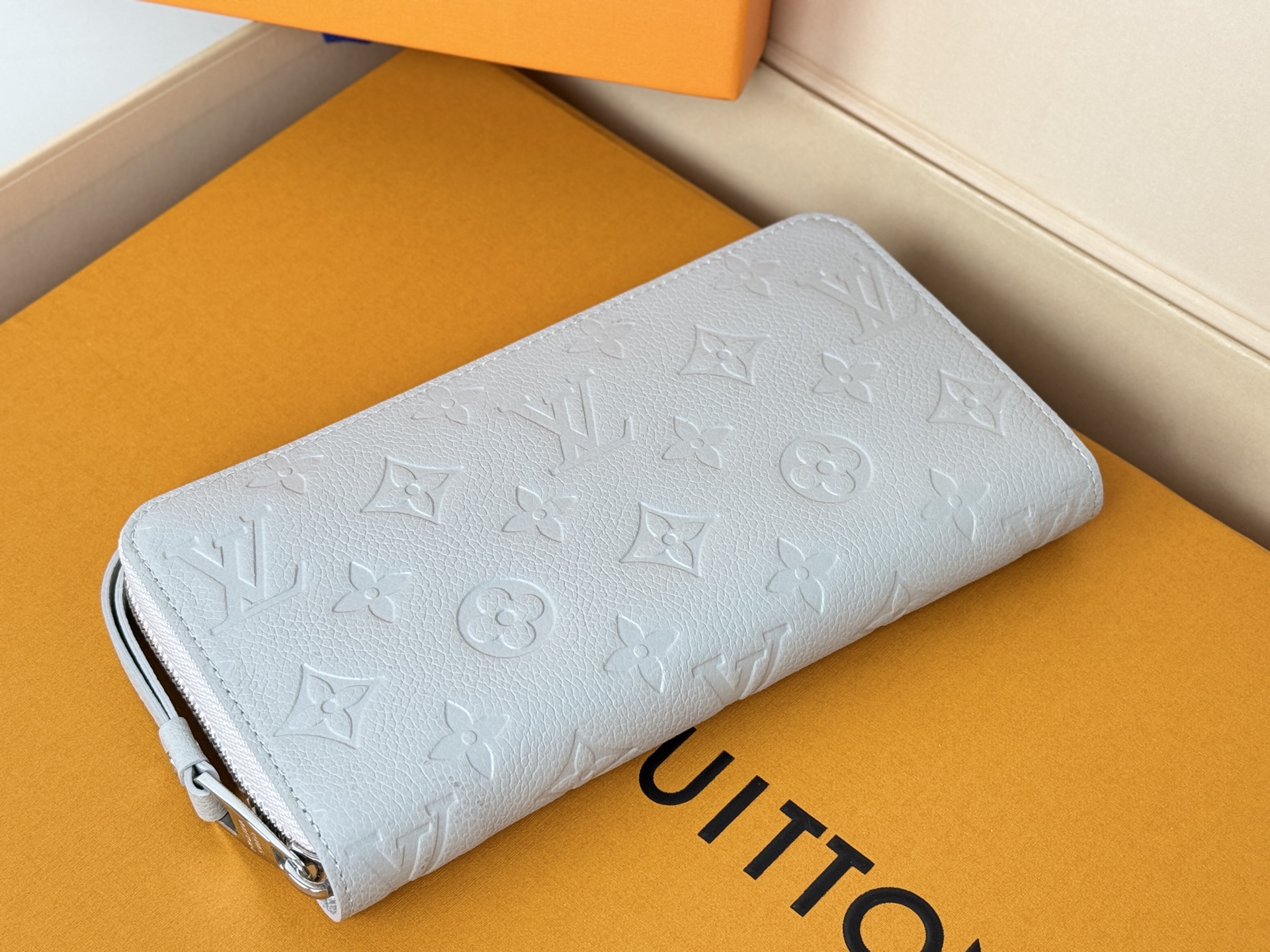 Louis Vuitton M13825 单拉灰色造型 的