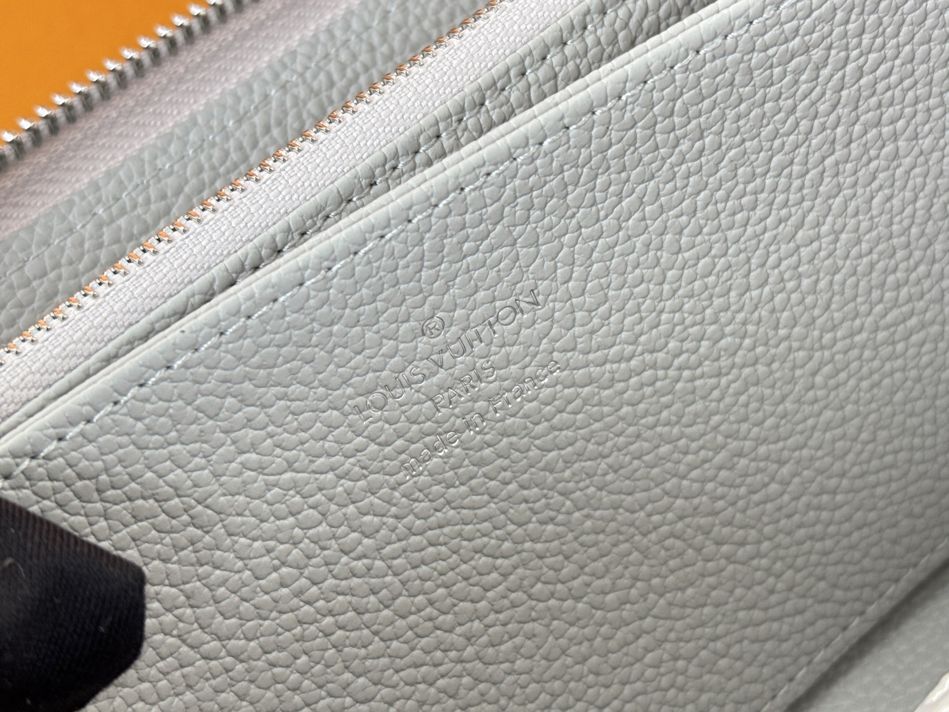 Louis Vuitton M13825 单拉灰色造型 的