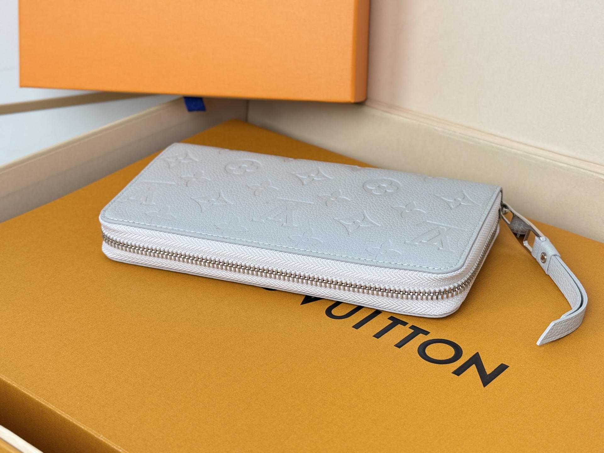 Louis Vuitton M13825 单拉灰色造型 的