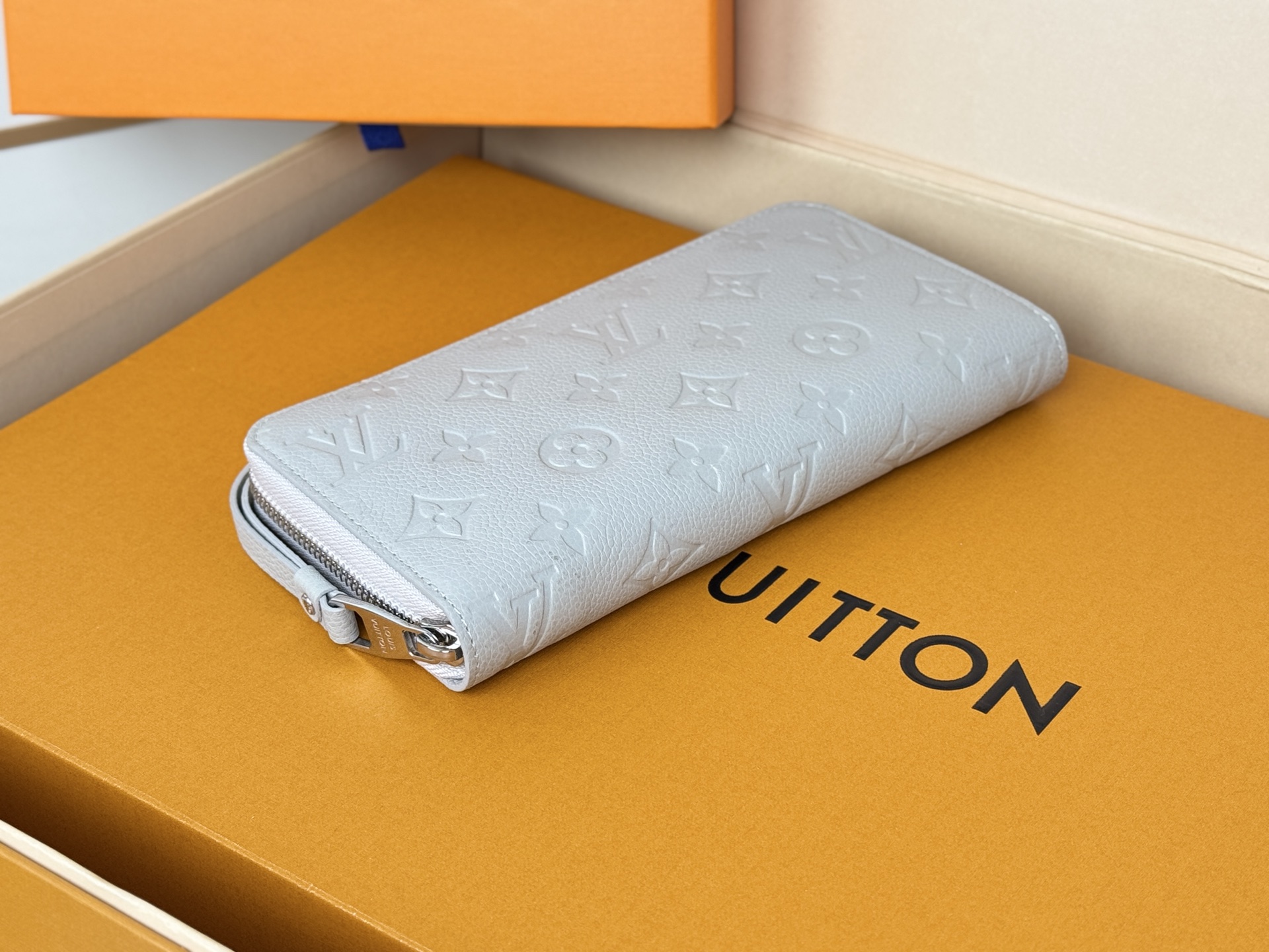 Louis Vuitton M13825 单拉灰色造型 的