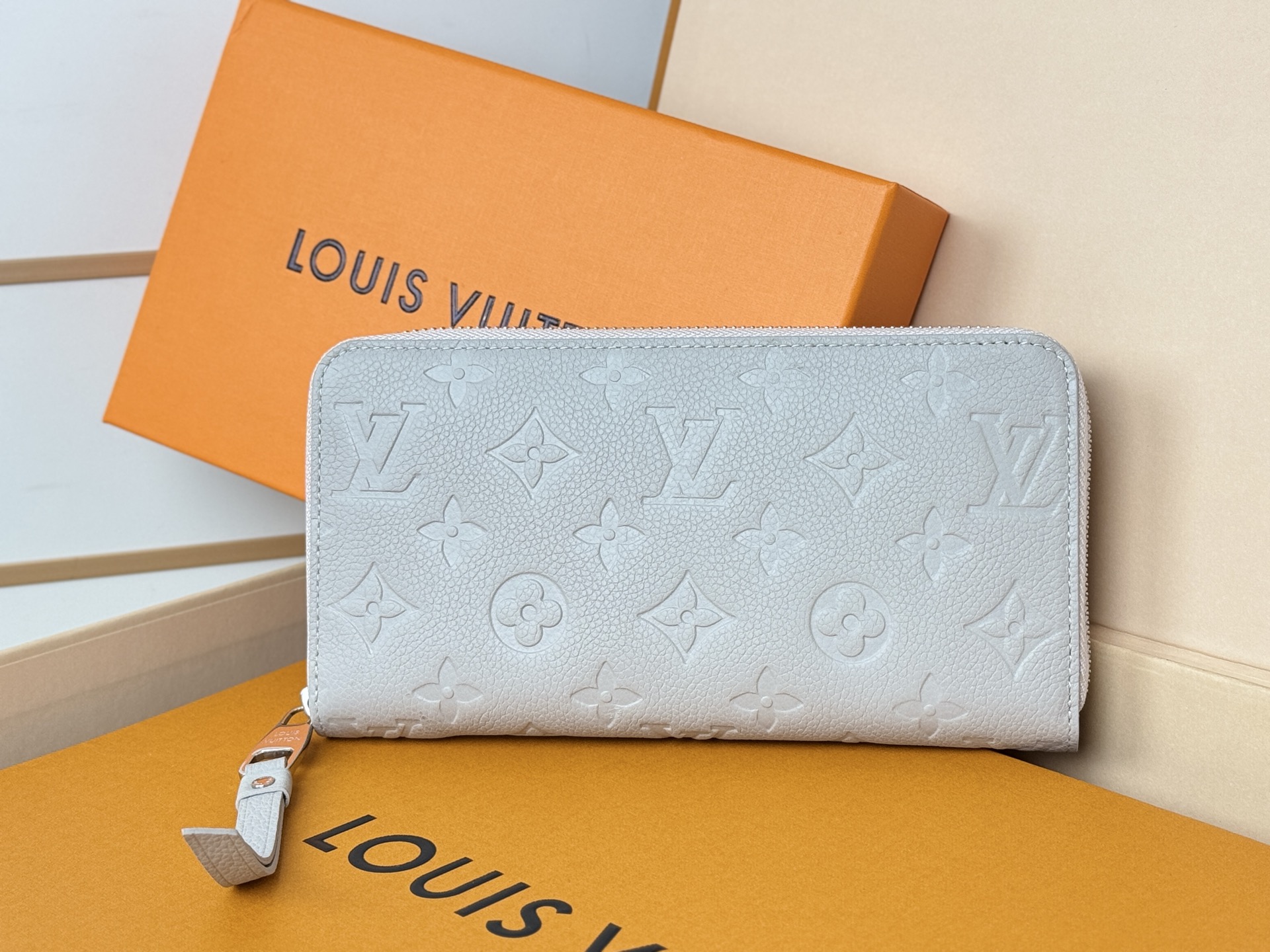 Louis Vuitton M13825 单拉灰色造型 的