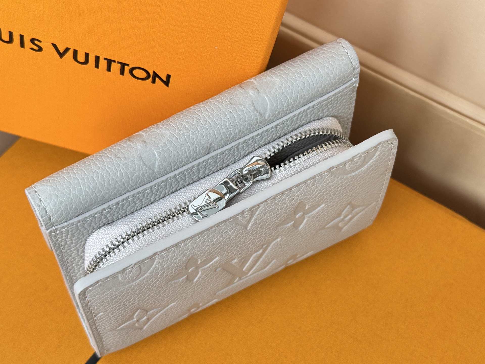 Louis Vuitton 独家 M13464 Métis 短款钱夹承袭 Métis 皮具系列灵感