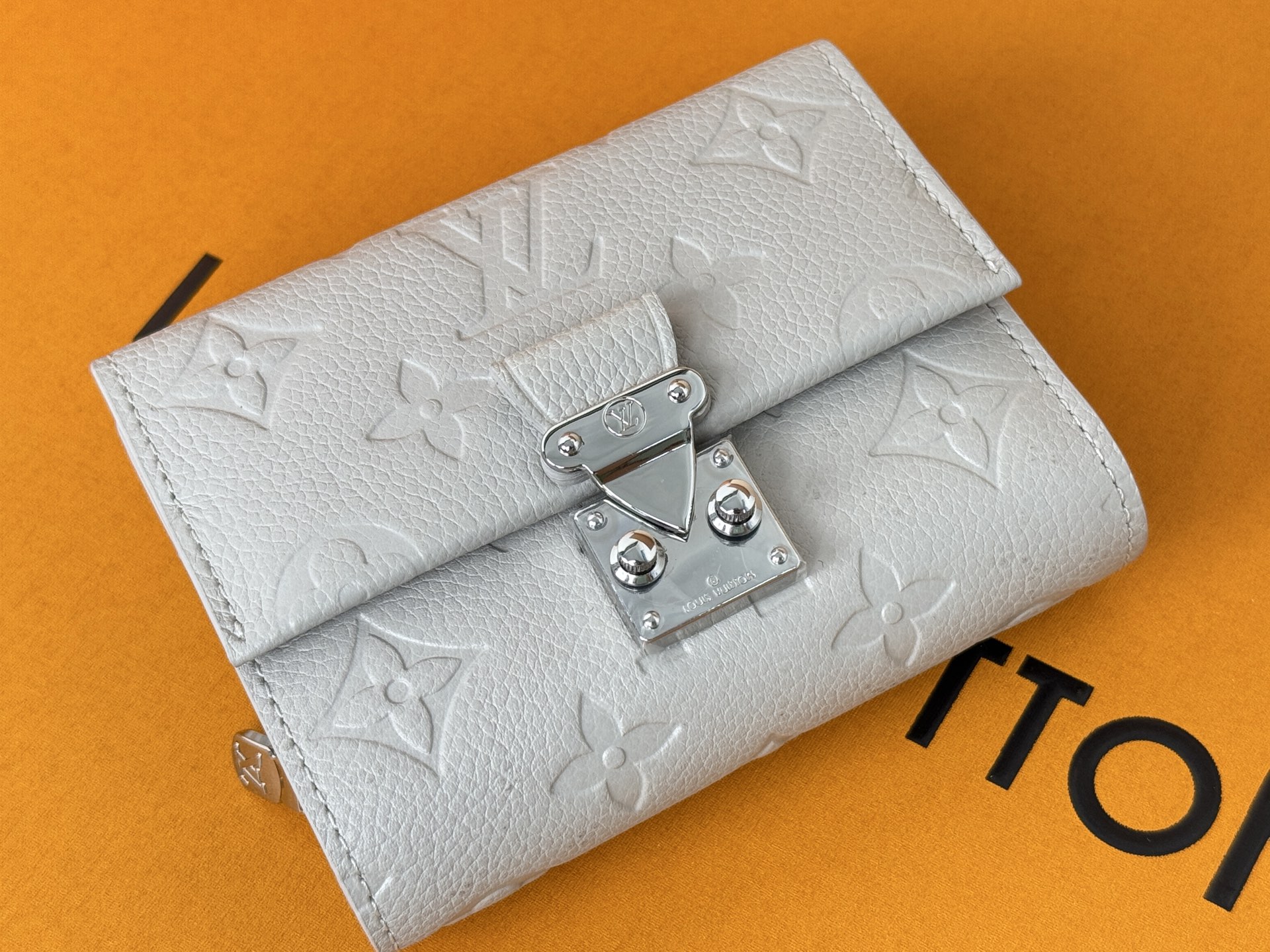 Louis Vuitton 独家 M13464 Métis 短款钱夹承袭 Métis 皮具系列灵感