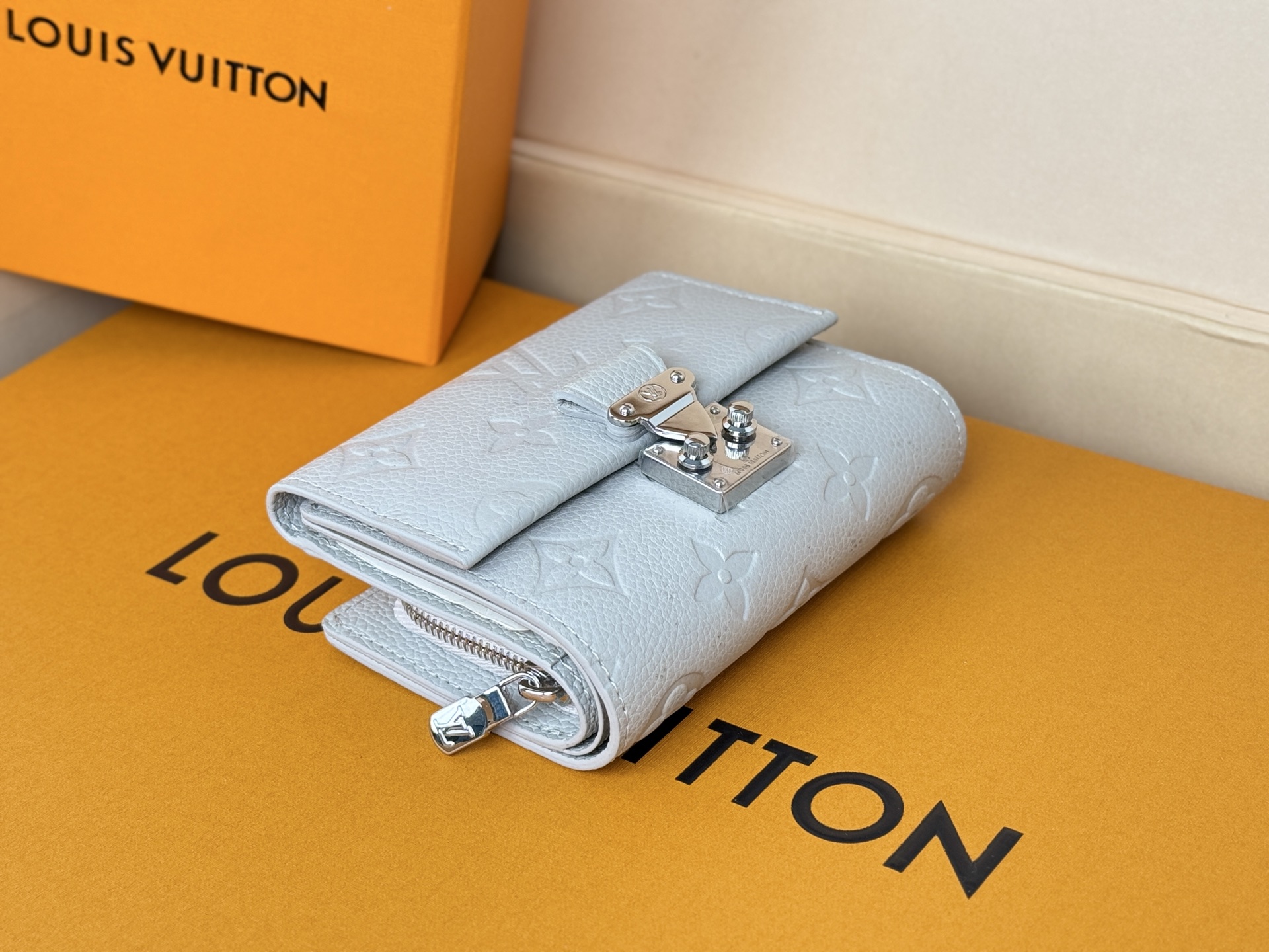 Louis Vuitton 独家 M13464 Métis 短款钱夹承袭 Métis 皮具系列灵感