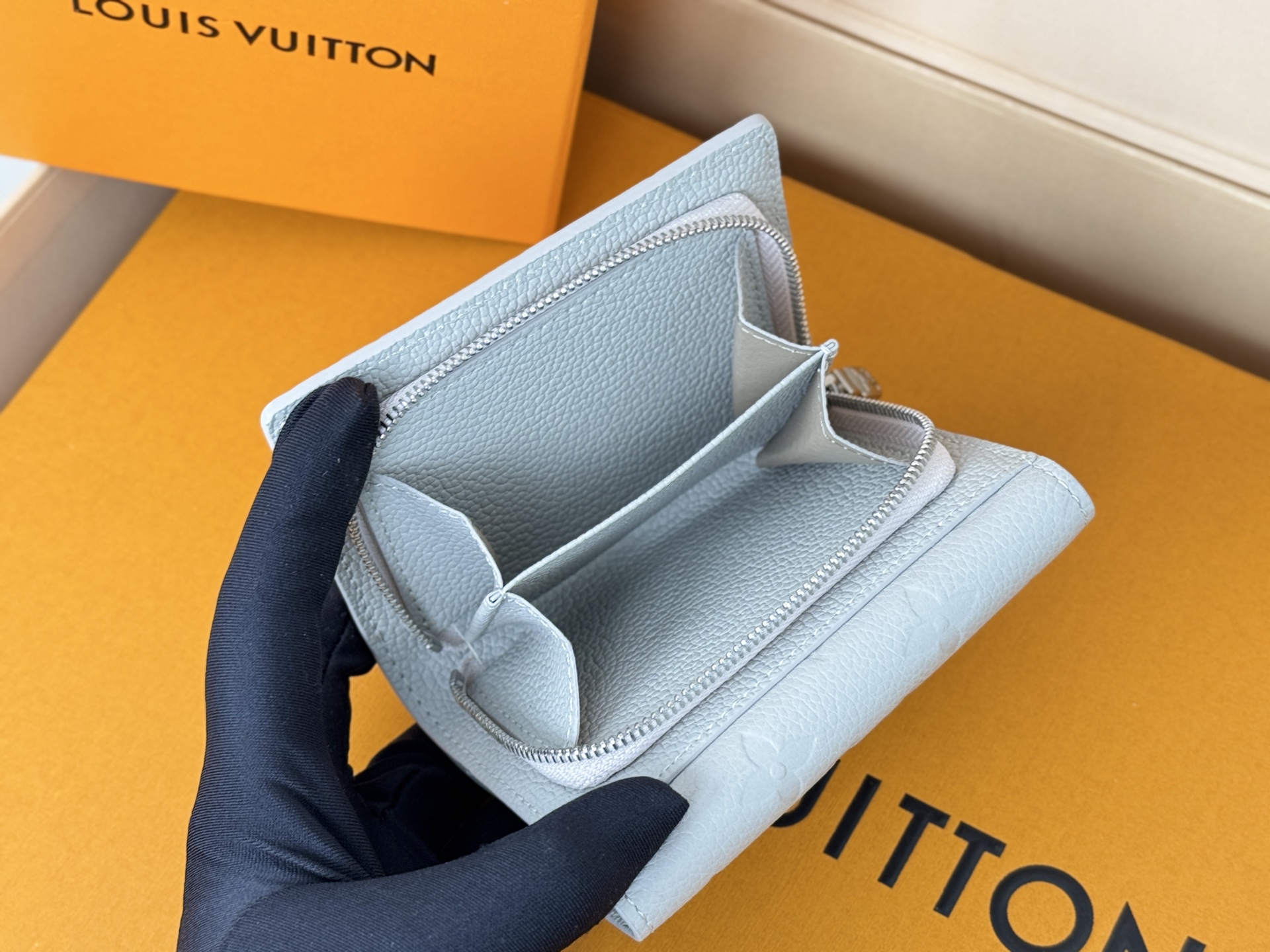 Louis Vuitton 独家 M13464 Métis 短款钱夹承袭 Métis 皮具系列灵感