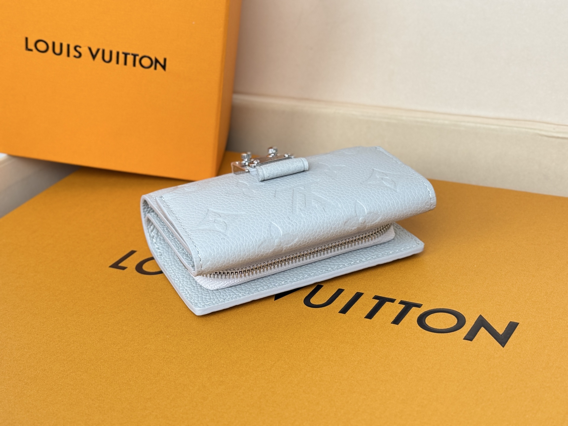 Louis Vuitton 独家 M13464 Métis 短款钱夹承袭 Métis 皮具系列灵感