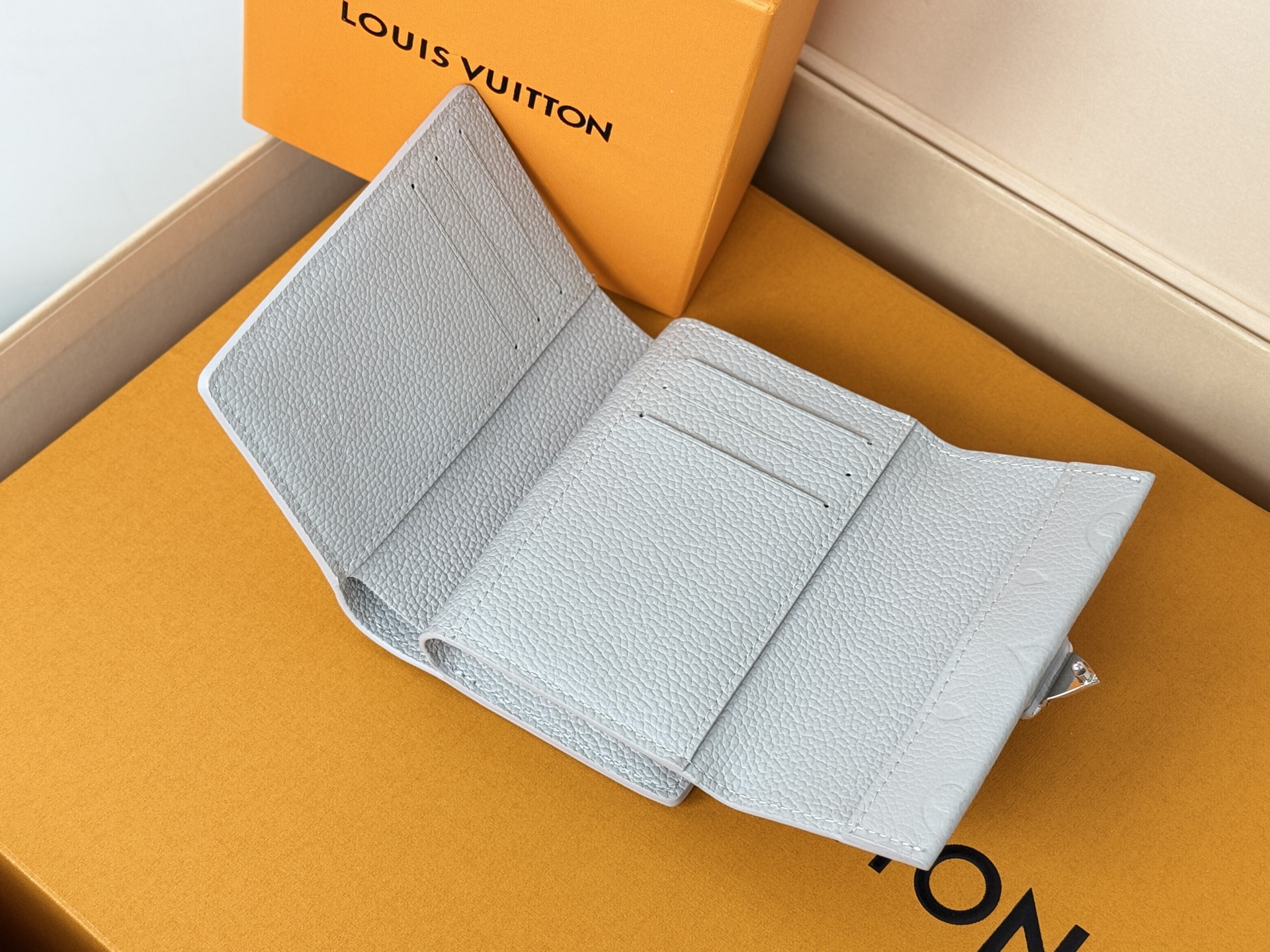 Louis Vuitton 独家 M13464 Métis 短款钱夹承袭 Métis 皮具系列灵感