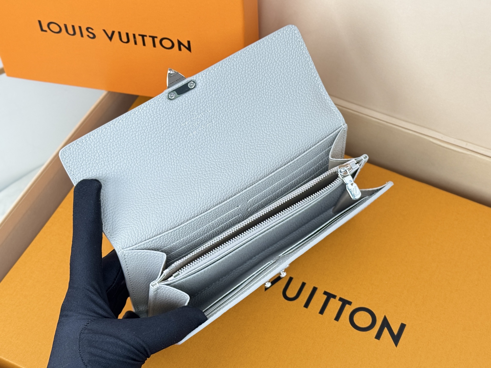 Louis Vuitton 独家 M13463 Métis 长款钱夹承袭 Métis 皮具系列灵感