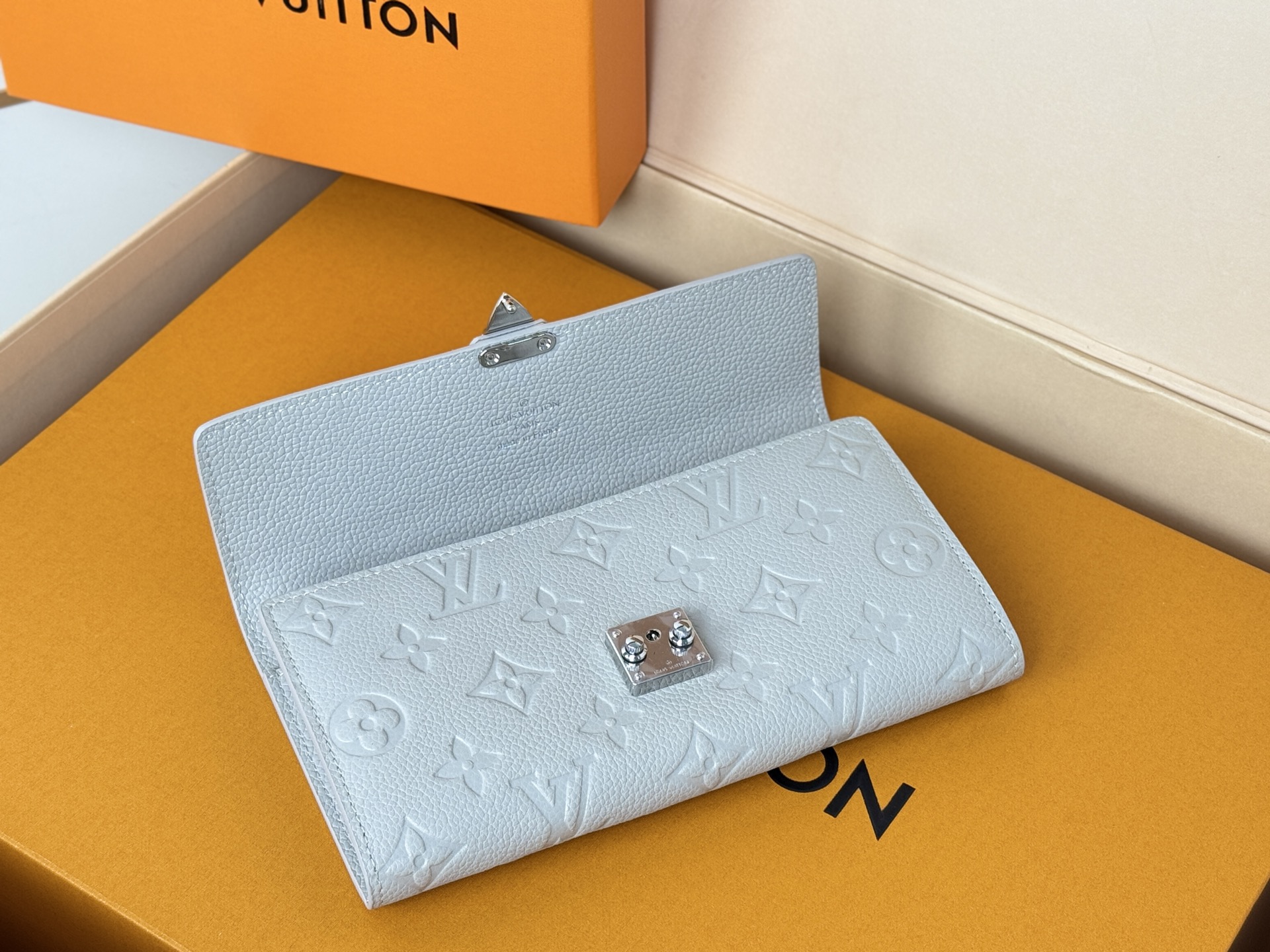 Louis Vuitton 独家 M13463 Métis 长款钱夹承袭 Métis 皮具系列灵感