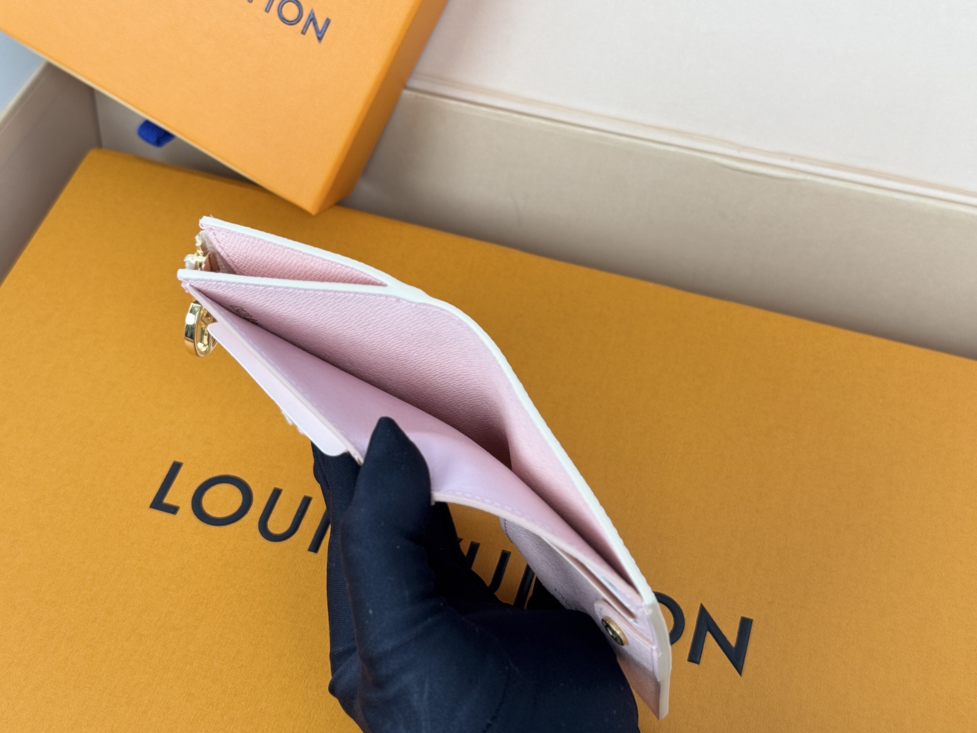 Louis Vuitton 独家 M00133白格 這款Lisa錢包採用Monogram帆布精心打造
