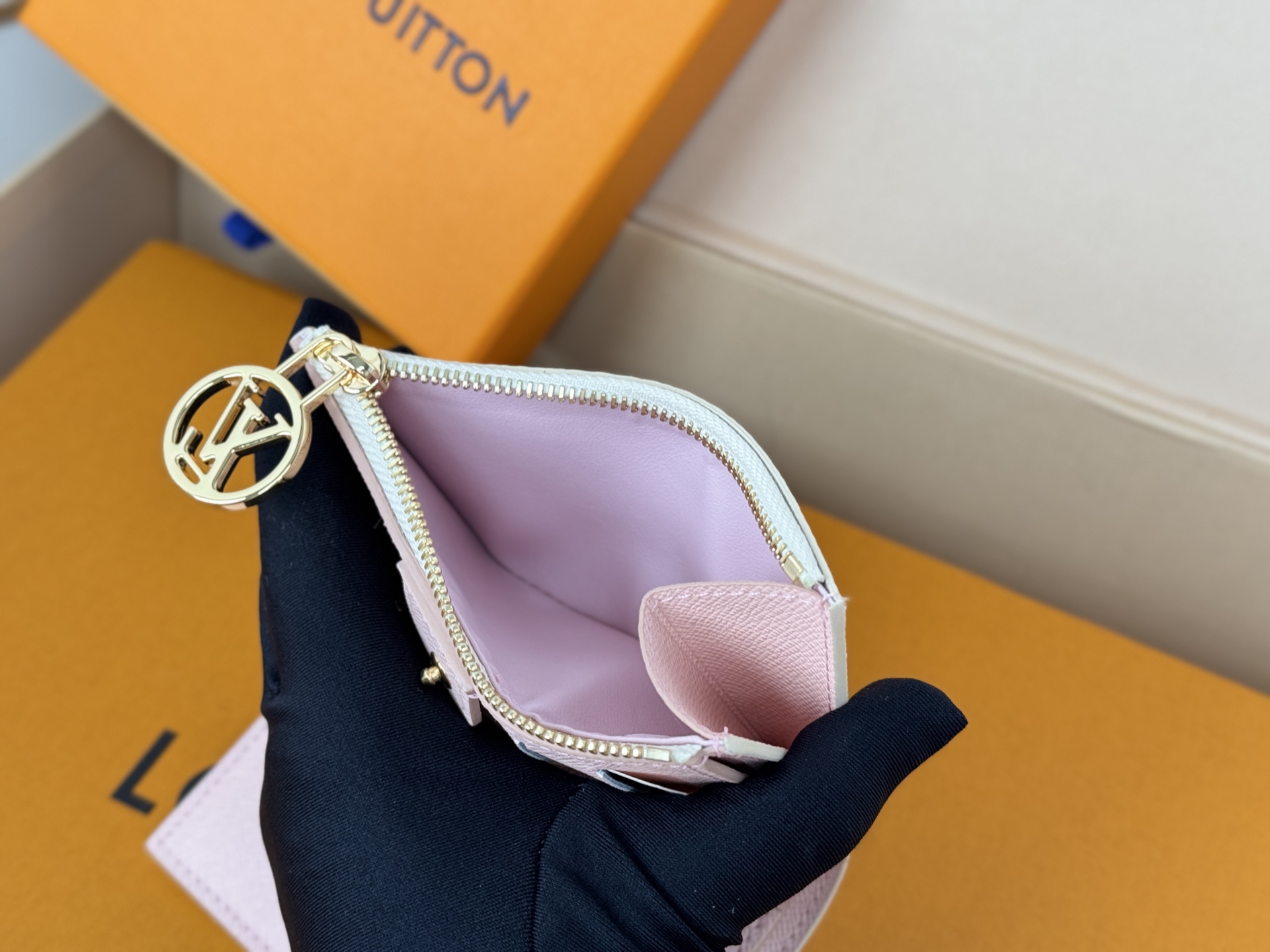 Louis Vuitton 独家 M00133白格 這款Lisa錢包採用Monogram帆布精心打造