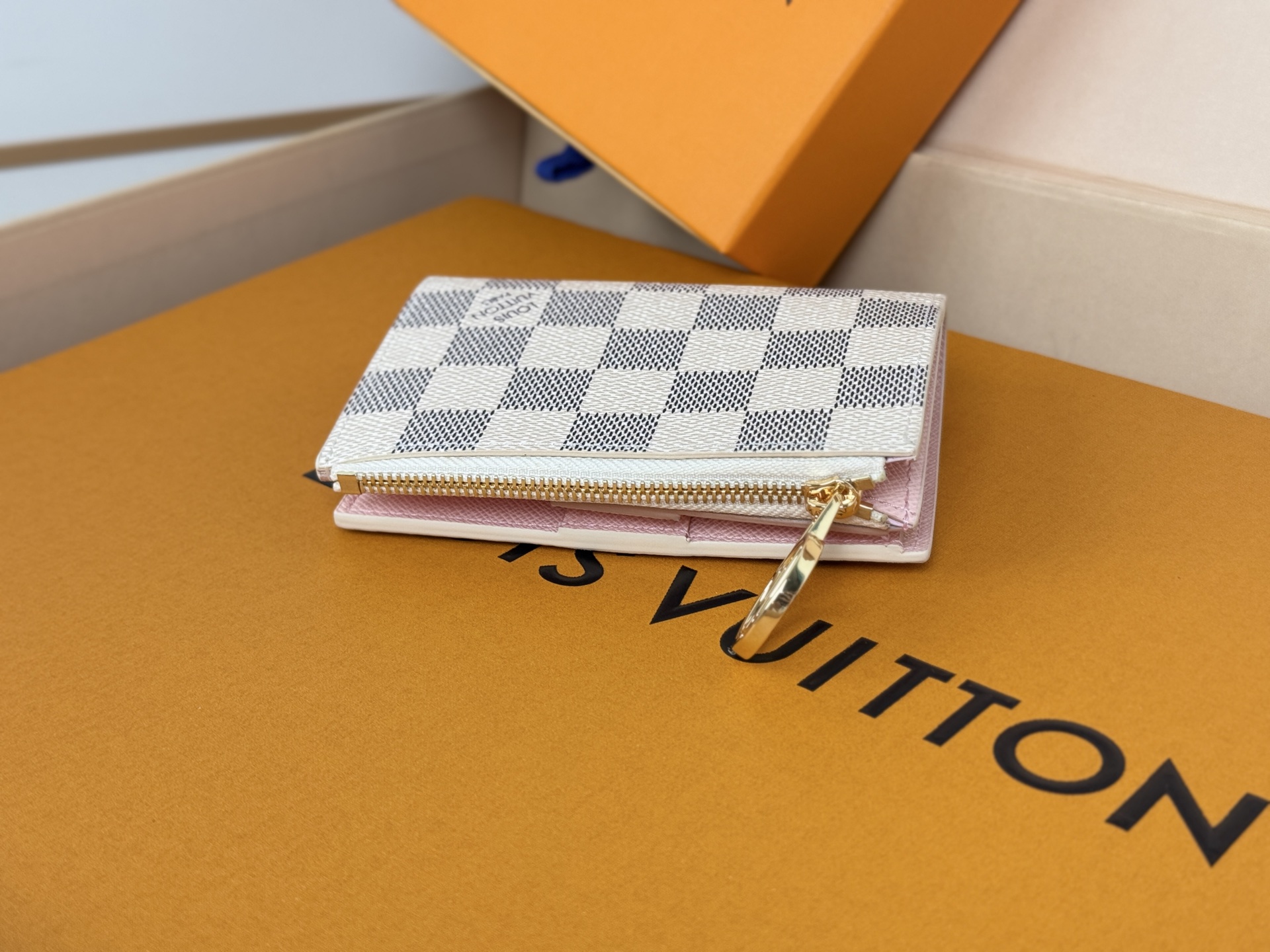Louis Vuitton 独家 M00133白格 這款Lisa錢包採用Monogram帆布精心打造